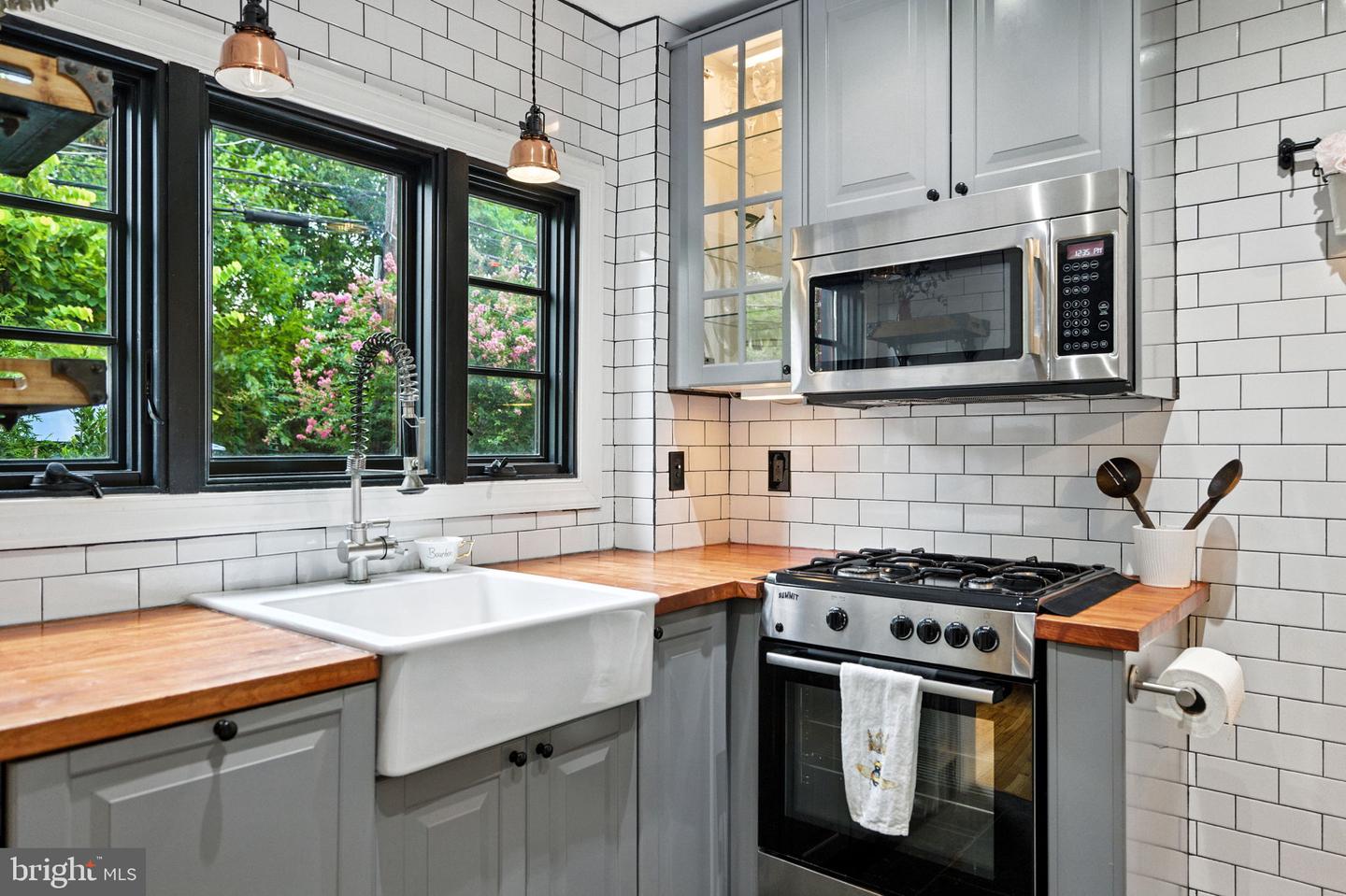 333 MOUNT VERNON AVE, ALEXANDRIA, Virginia 22301, 2 Bedrooms Bedrooms, ,1 BathroomBathrooms,Residential,For sale,333 MOUNT VERNON AVE,VAAX2048990 MLS # VAAX2048990