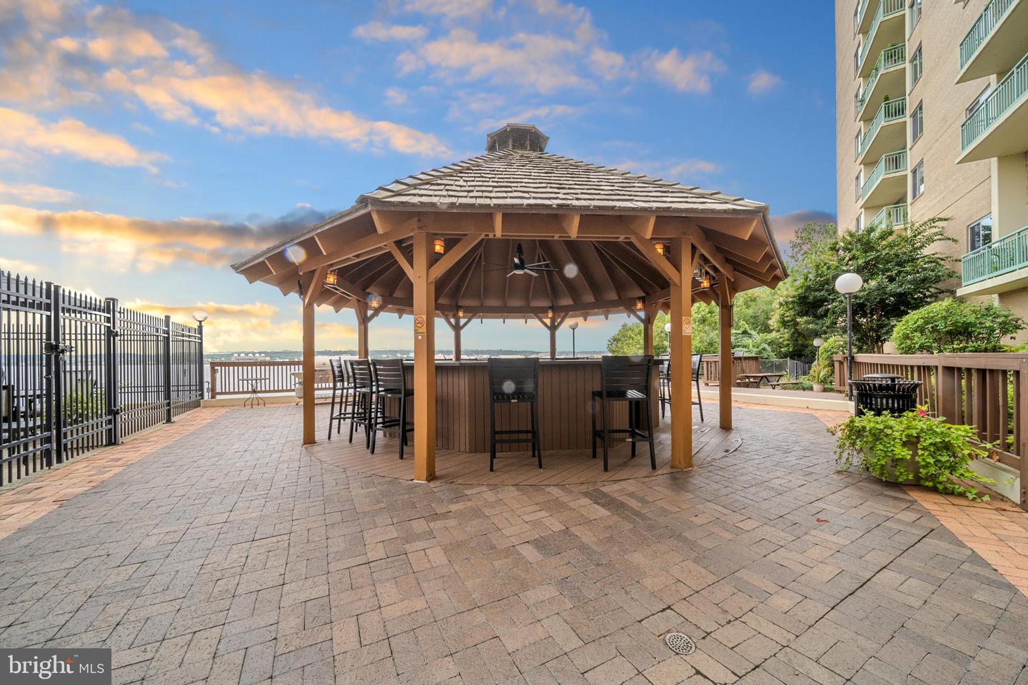501 SLATERS LN #402, ALEXANDRIA, Virginia 22314, 1 Bedroom Bedrooms, ,1 BathroomBathrooms,Residential,For sale,501 SLATERS LN #402,VAAX2048992 MLS # VAAX2048992