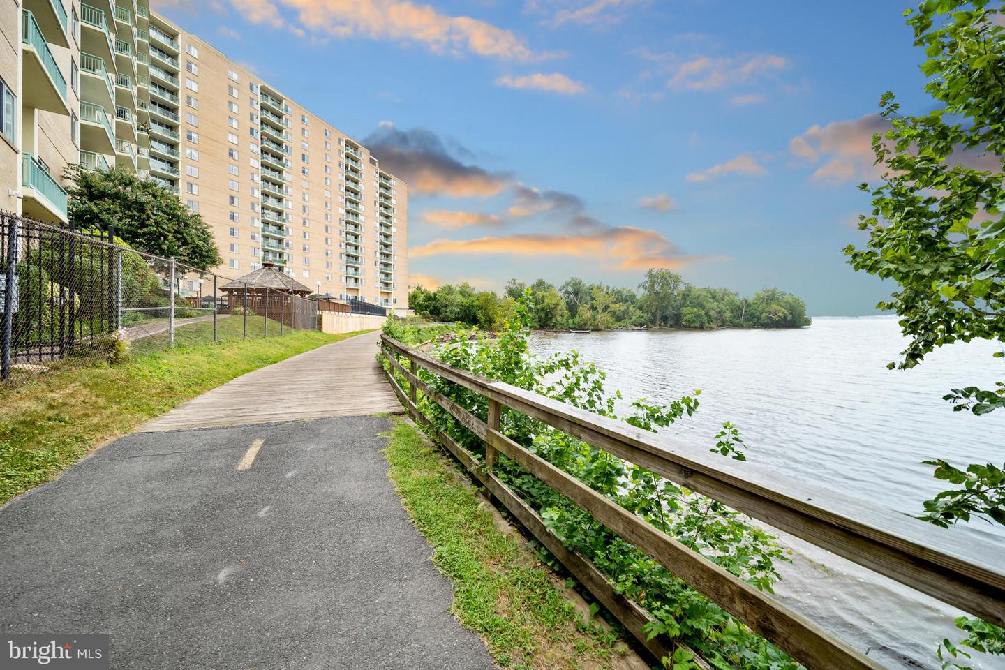 501 SLATERS LN #402, ALEXANDRIA, Virginia 22314, 1 Bedroom Bedrooms, ,1 BathroomBathrooms,Residential,For sale,501 SLATERS LN #402,VAAX2048992 MLS # VAAX2048992