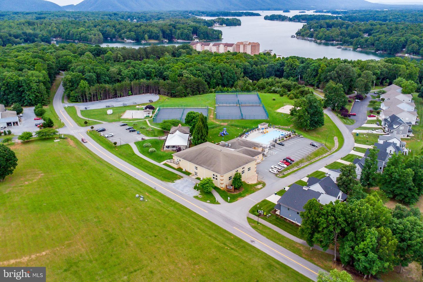 1103 MARINERS WAY #5, HUDDLESTON, Virginia 24104, 2 Bedrooms Bedrooms, ,2 BathroomsBathrooms,Residential,For sale,1103 MARINERS WAY #5,VABV2000240 MLS # VABV2000240