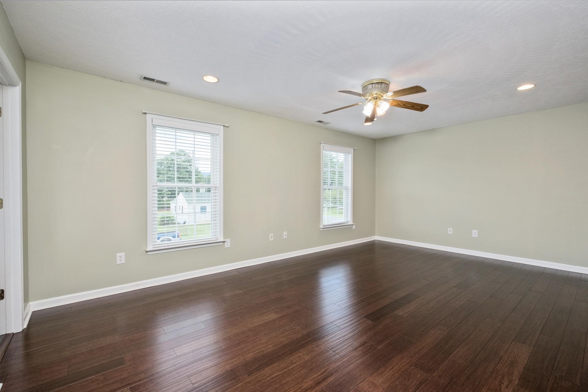 303 JACKSON AVE, ELKTON, Virginia 22827, 3 Bedrooms Bedrooms, ,2 BathroomsBathrooms,Residential,303 JACKSON AVE,668428 MLS # 668428