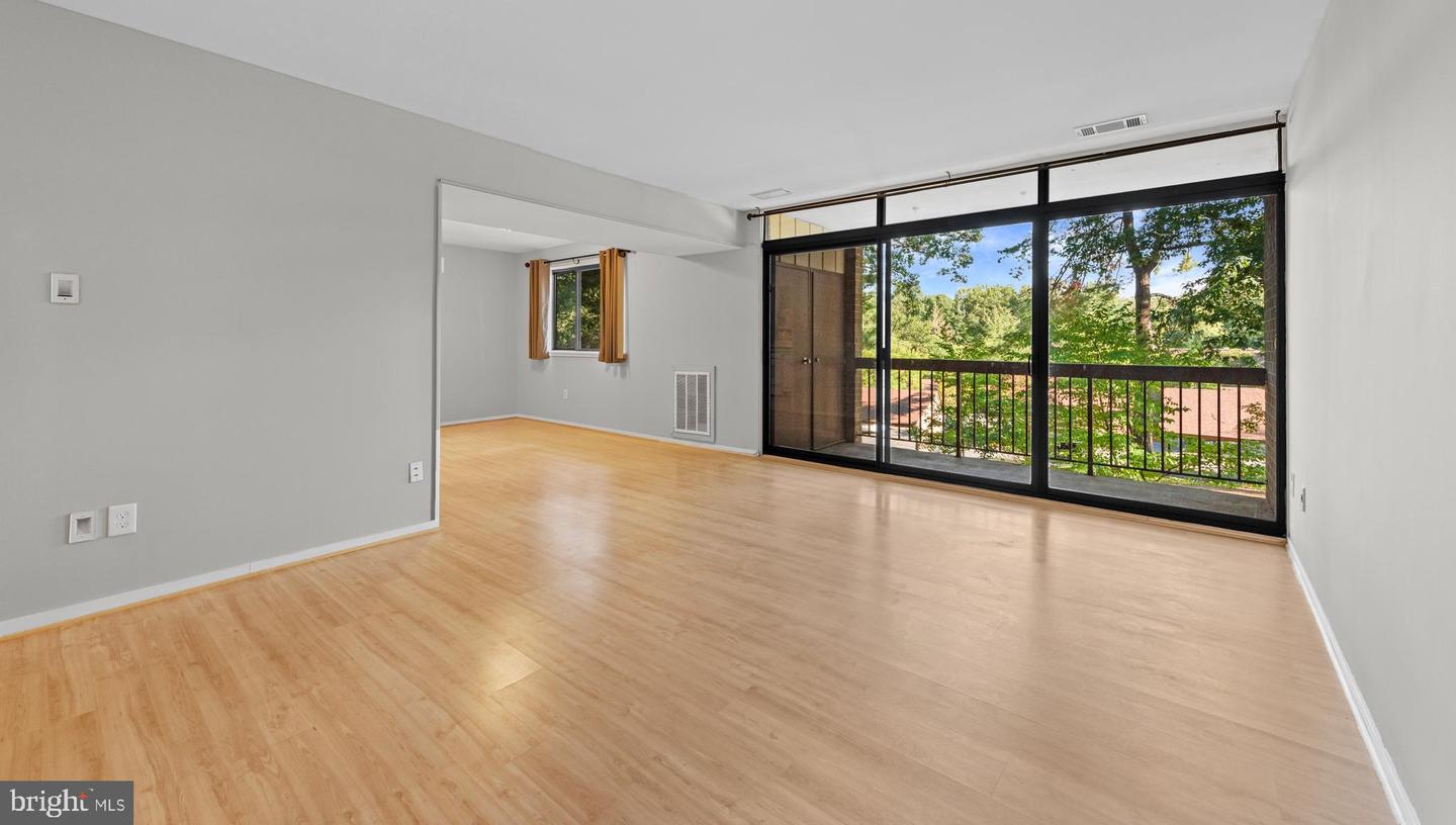 1645 PARKCREST CIR #200, RESTON, Virginia 20190, 2 Bedrooms Bedrooms, ,2 BathroomsBathrooms,Residential,For sale,1645 PARKCREST CIR #200,VAFX2264096 MLS # VAFX2264096