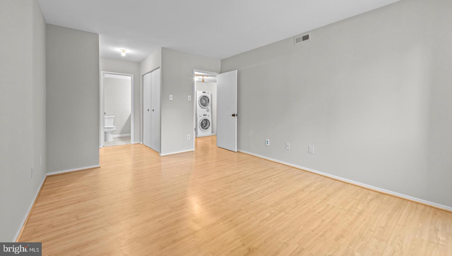 1645 PARKCREST CIR #200, RESTON, Virginia 20190, 2 Bedrooms Bedrooms, ,2 BathroomsBathrooms,Residential,For sale,1645 PARKCREST CIR #200,VAFX2264096 MLS # VAFX2264096