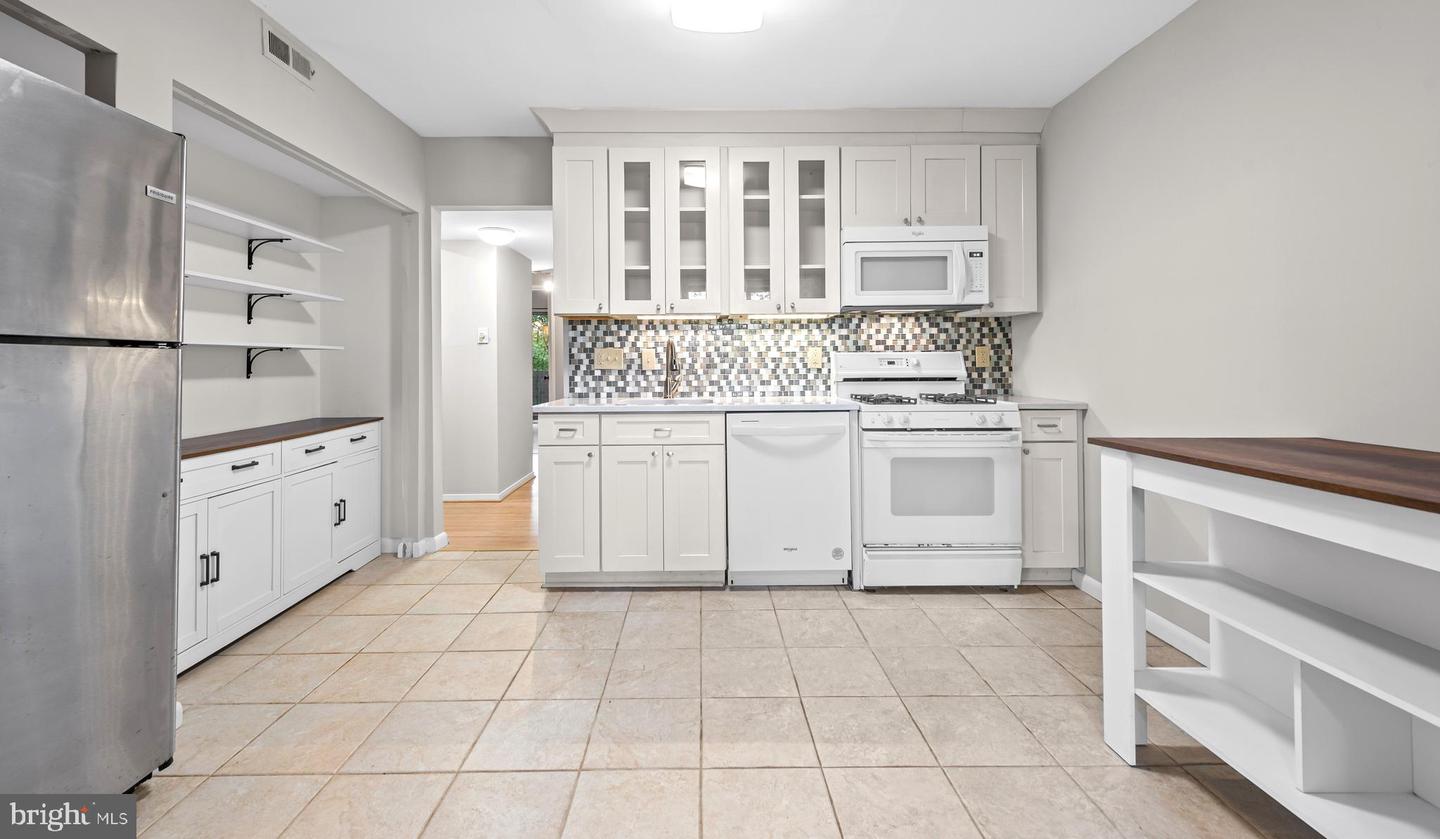 1645 PARKCREST CIR #200, RESTON, Virginia 20190, 2 Bedrooms Bedrooms, ,2 BathroomsBathrooms,Residential,For sale,1645 PARKCREST CIR #200,VAFX2264096 MLS # VAFX2264096