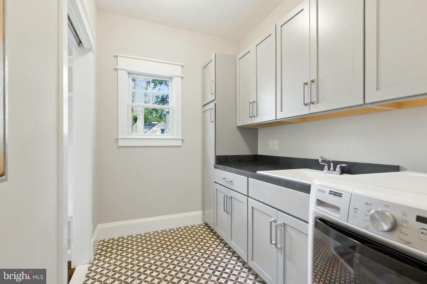 8617 DIXIE PL, MCLEAN, Virginia 22102, 6 Bedrooms Bedrooms, ,5 BathroomsBathrooms,Residential,For sale,8617 DIXIE PL,VAFX2261402 MLS # VAFX2261402