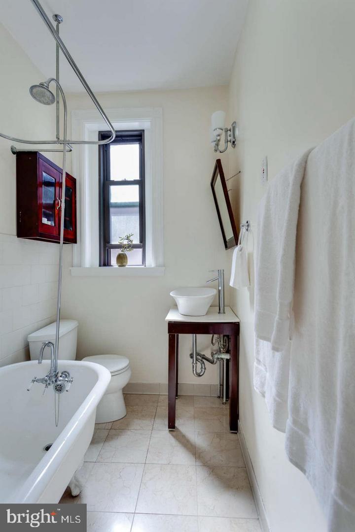 1419 R ST NW #33, WASHINGTON, District Of Columbia 20009, 2 Bedrooms Bedrooms, ,1 BathroomBathrooms,Residential,For sale,1419 R ST NW #33,DCDC2216378 MLS # DCDC2216378