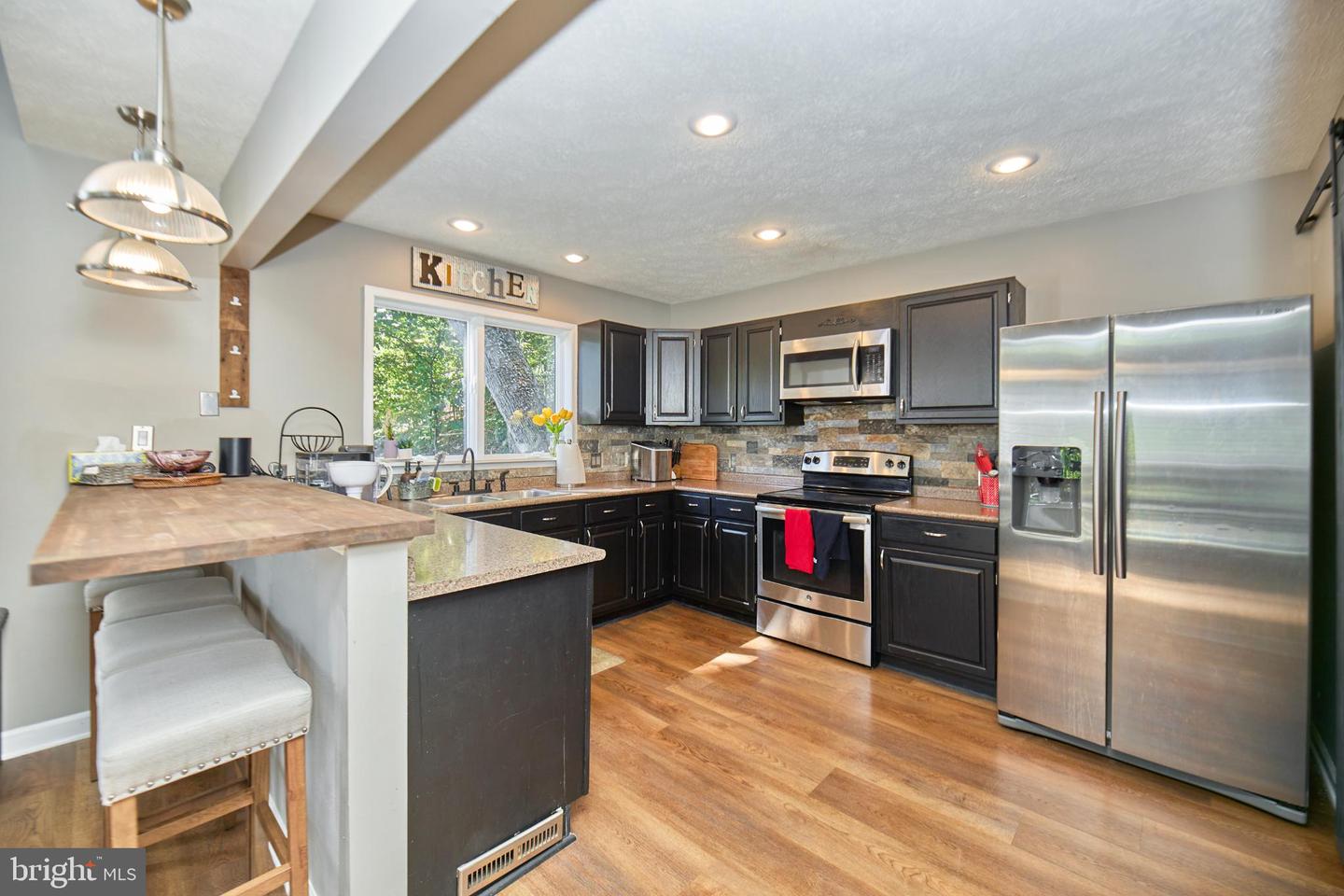 1233 LAKEVIEW DR, CROSS JUNCTION, Virginia 22625, 5 Bedrooms Bedrooms, 8 Rooms Rooms,2 BathroomsBathrooms,Residential,For sale,1233 LAKEVIEW DR,VAFV2036390 MLS # VAFV2036390