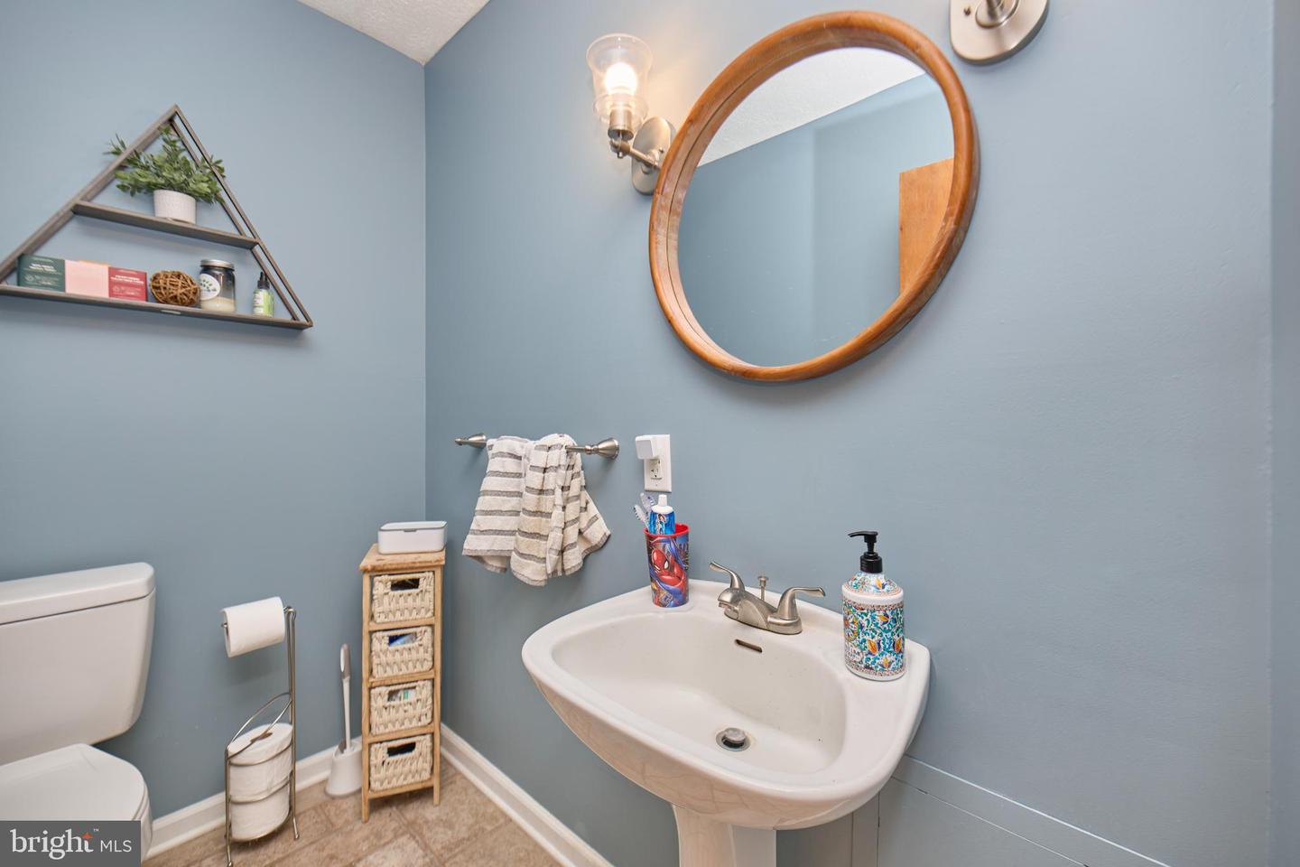 1233 LAKEVIEW DR, CROSS JUNCTION, Virginia 22625, 5 Bedrooms Bedrooms, 8 Rooms Rooms,2 BathroomsBathrooms,Residential,For sale,1233 LAKEVIEW DR,VAFV2036390 MLS # VAFV2036390