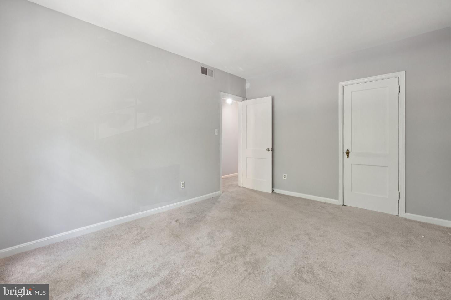 1909 N RHODES ST #30, ARLINGTON, Virginia 22201, 2 Bedrooms Bedrooms, ,1 BathroomBathrooms,Residential,For sale,1909 N RHODES ST #30,VAAR2062770 MLS # VAAR2062770