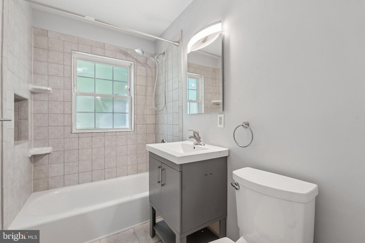 1909 N RHODES ST #30, ARLINGTON, Virginia 22201, 2 Bedrooms Bedrooms, ,1 BathroomBathrooms,Residential,For sale,1909 N RHODES ST #30,VAAR2062770 MLS # VAAR2062770