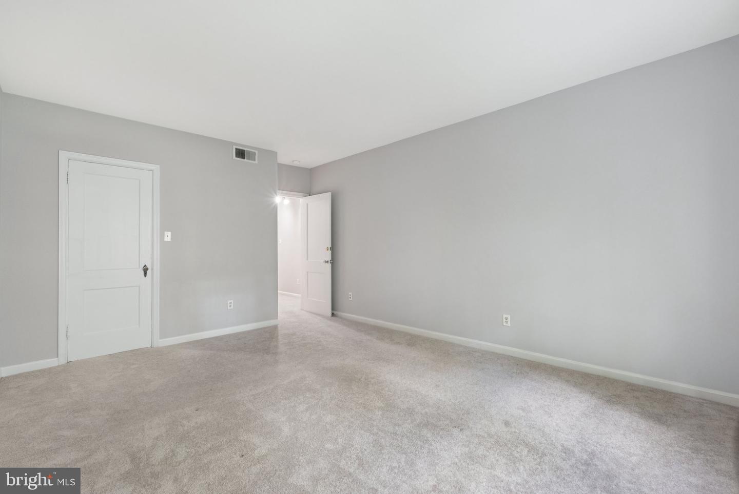 1909 N RHODES ST #30, ARLINGTON, Virginia 22201, 2 Bedrooms Bedrooms, ,1 BathroomBathrooms,Residential,For sale,1909 N RHODES ST #30,VAAR2062770 MLS # VAAR2062770