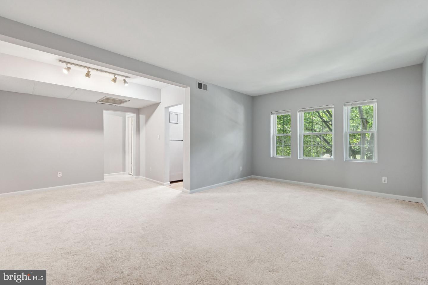 1909 N RHODES ST #30, ARLINGTON, Virginia 22201, 2 Bedrooms Bedrooms, ,1 BathroomBathrooms,Residential,For sale,1909 N RHODES ST #30,VAAR2062770 MLS # VAAR2062770