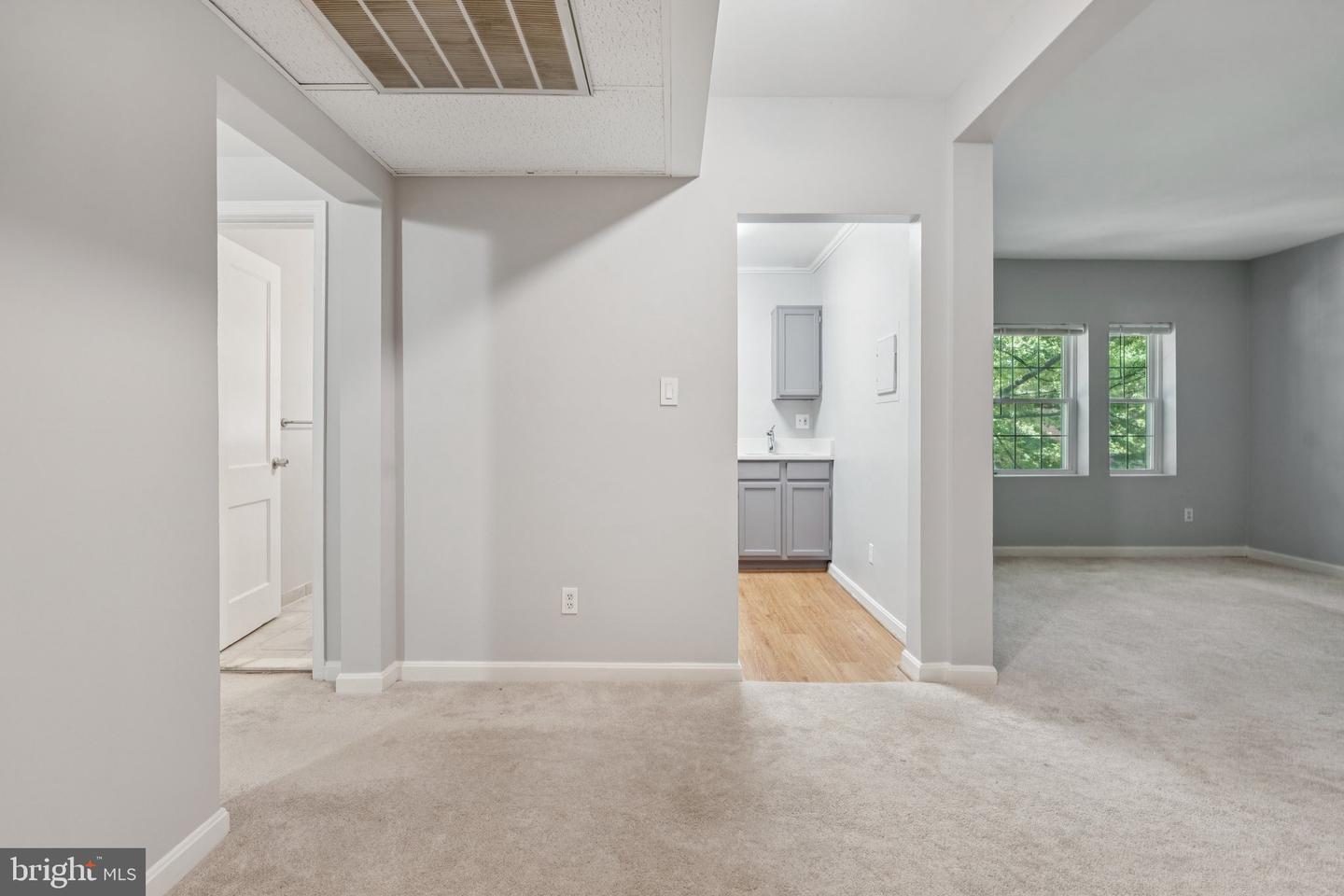 1909 N RHODES ST #30, ARLINGTON, Virginia 22201, 2 Bedrooms Bedrooms, ,1 BathroomBathrooms,Residential,For sale,1909 N RHODES ST #30,VAAR2062770 MLS # VAAR2062770