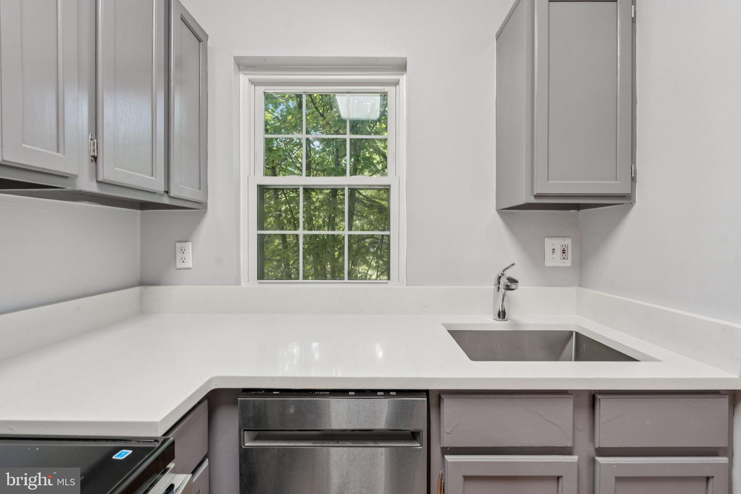 1909 N RHODES ST #30, ARLINGTON, Virginia 22201, 2 Bedrooms Bedrooms, ,1 BathroomBathrooms,Residential,For sale,1909 N RHODES ST #30,VAAR2062770 MLS # VAAR2062770