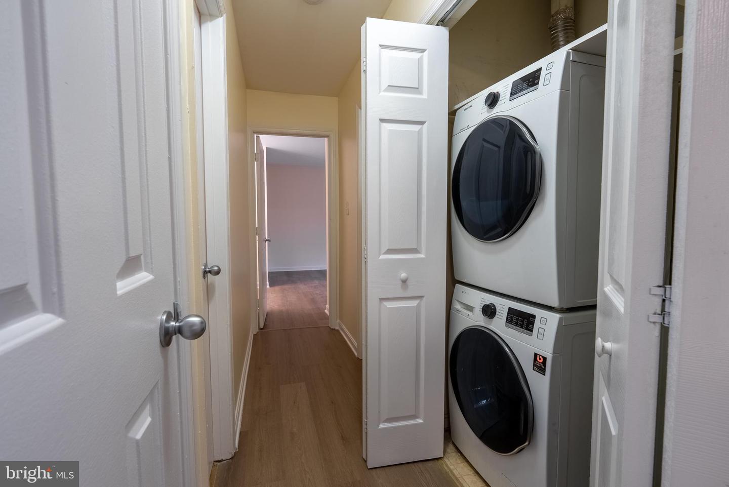 2820 LEE OAKS PLACE #302, FALLS CHURCH, Virginia 22046, 3 Bedrooms Bedrooms, ,2 BathroomsBathrooms,Residential,For sale,2820 LEE OAKS PLACE #302,VAFX2264312 MLS # VAFX2264312