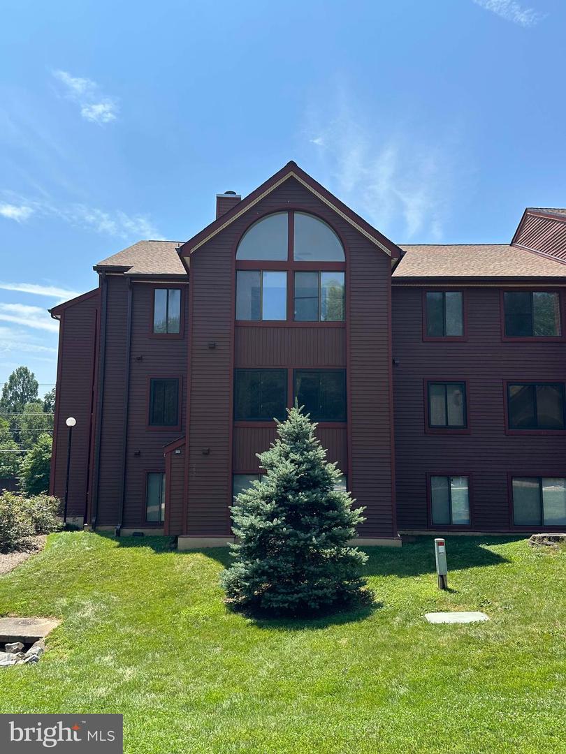 2820 LEE OAKS PLACE #302, FALLS CHURCH, Virginia 22046, 3 Bedrooms Bedrooms, ,2 BathroomsBathrooms,Residential,For sale,2820 LEE OAKS PLACE #302,VAFX2264312 MLS # VAFX2264312