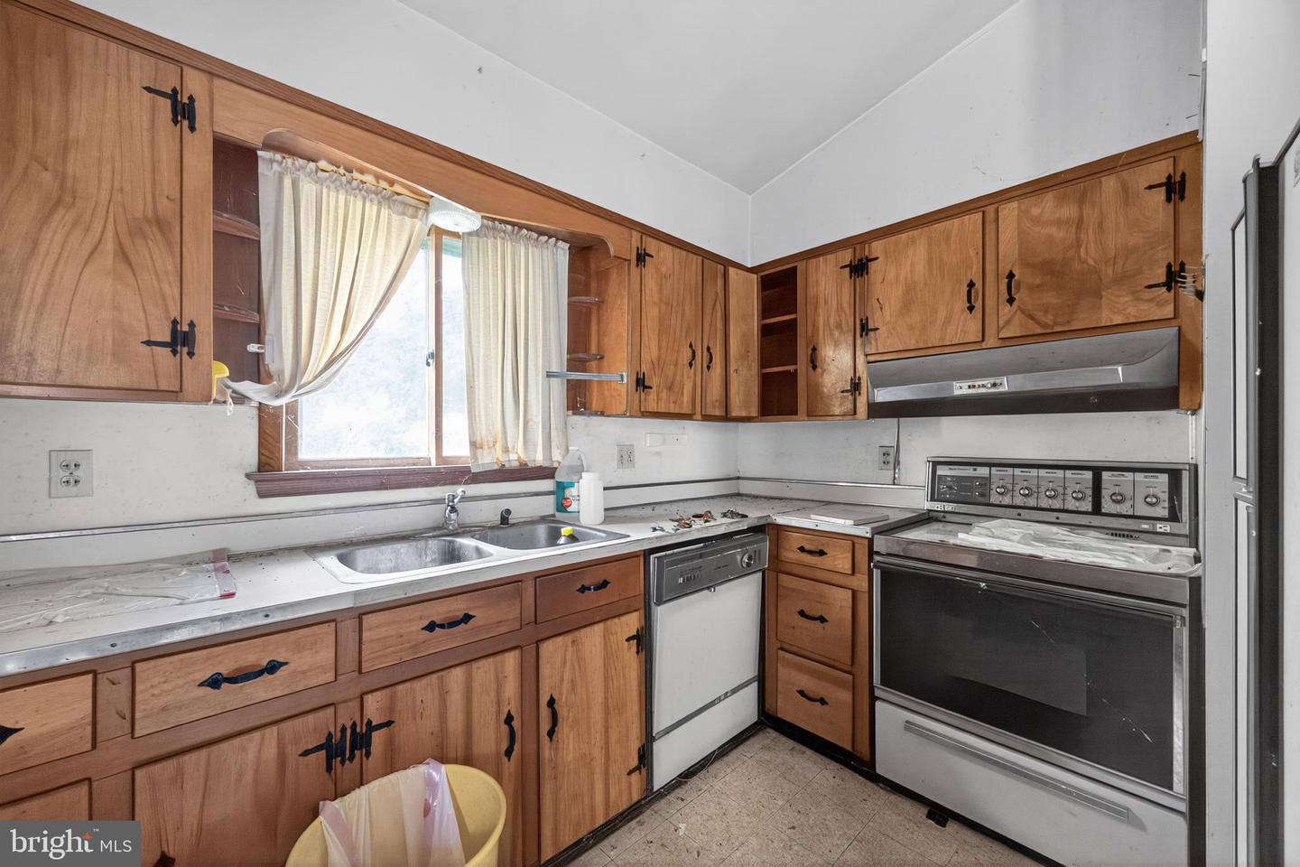 115 GRANDVIEW DR, LEXINGTON, Virginia 24450, 3 Bedrooms Bedrooms, 5 Rooms Rooms,1 BathroomBathrooms,Residential,For sale,115 GRANDVIEW DR,VARB2000144 MLS # VARB2000144