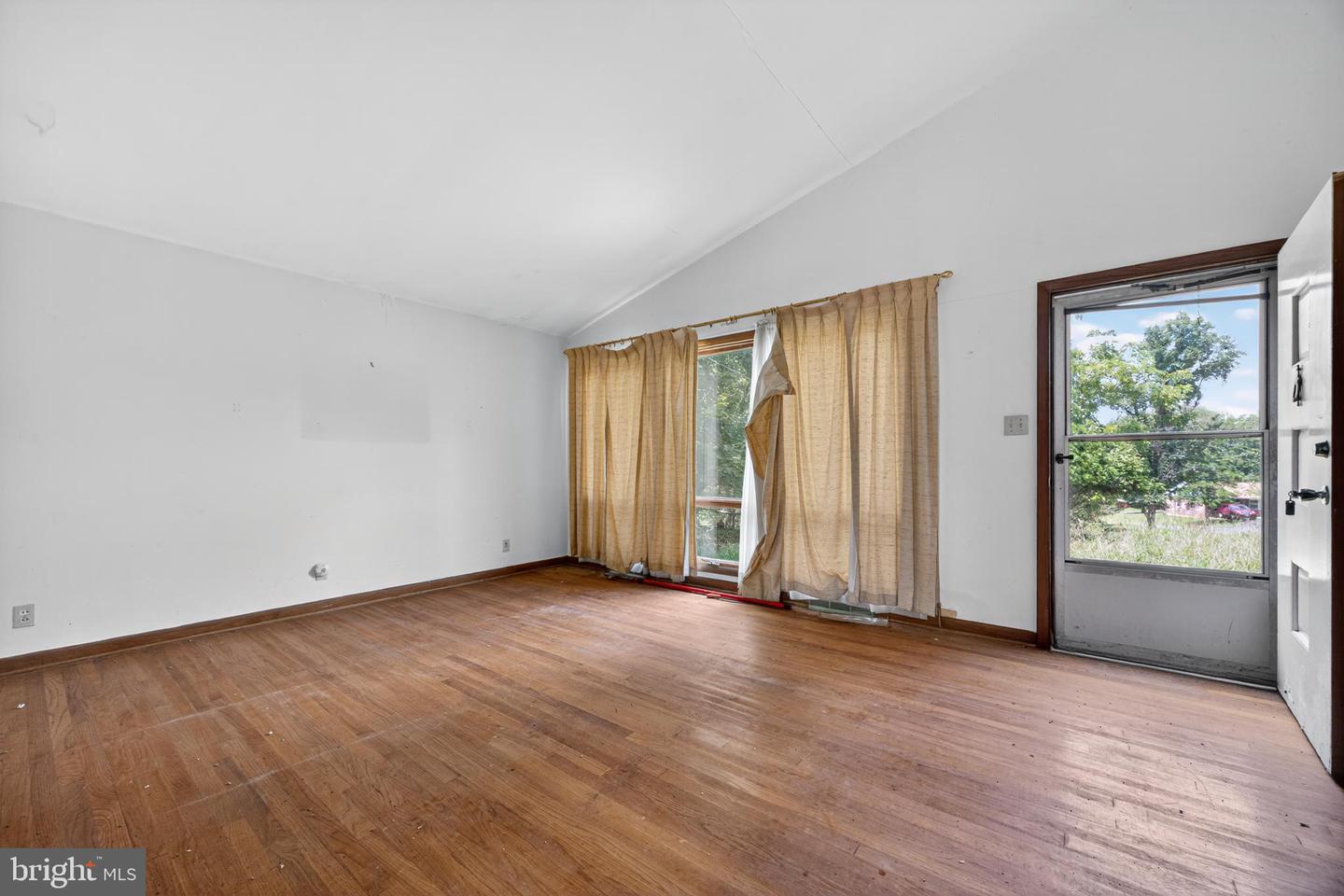 115 GRANDVIEW DR, LEXINGTON, Virginia 24450, 3 Bedrooms Bedrooms, 5 Rooms Rooms,1 BathroomBathrooms,Residential,For sale,115 GRANDVIEW DR,VARB2000144 MLS # VARB2000144