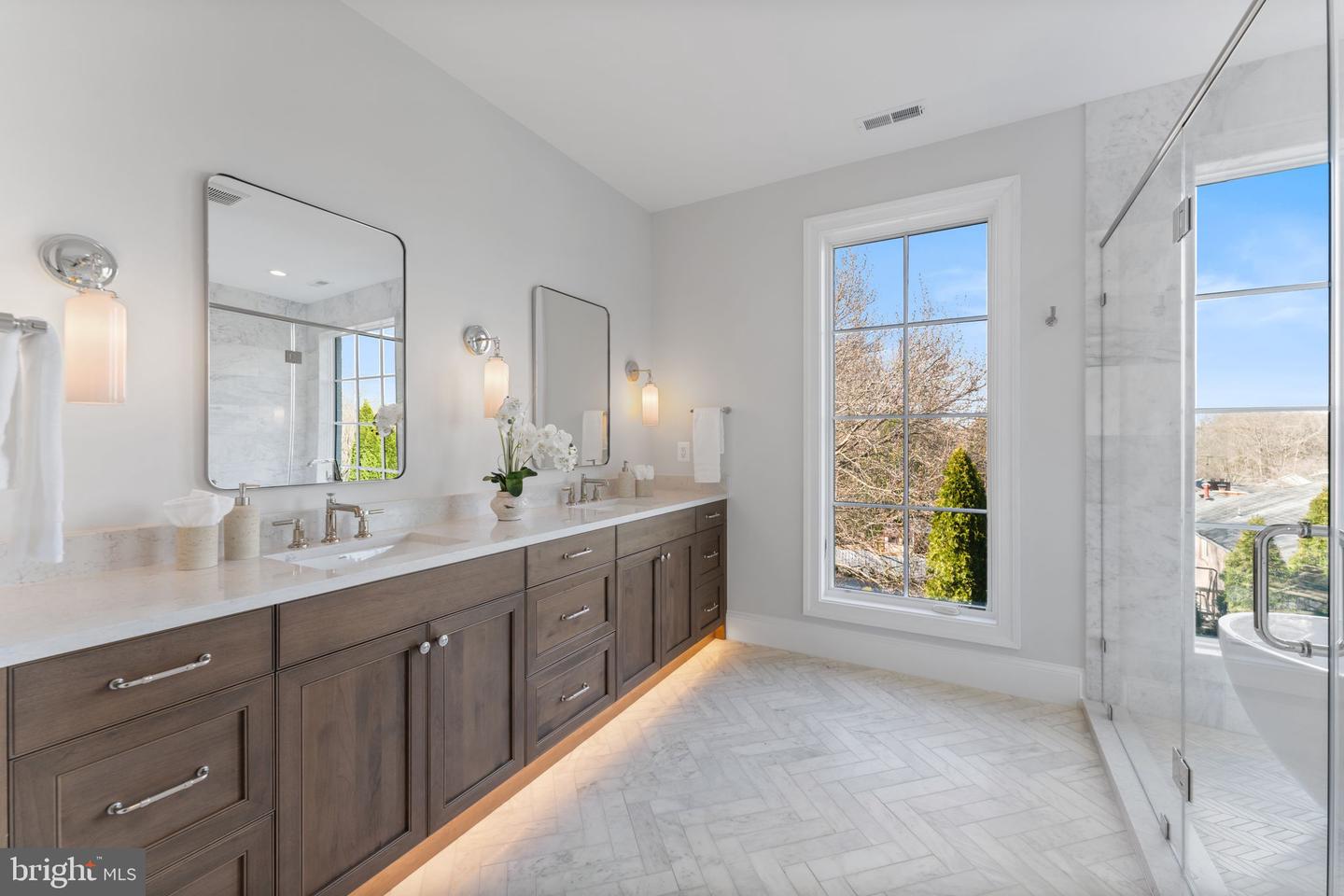 1446 COLA DR, MCLEAN, Virginia 22101, 6 Bedrooms Bedrooms, ,6 BathroomsBathrooms,Residential,For sale,1446 COLA DR,VAFX2264348 MLS # VAFX2264348