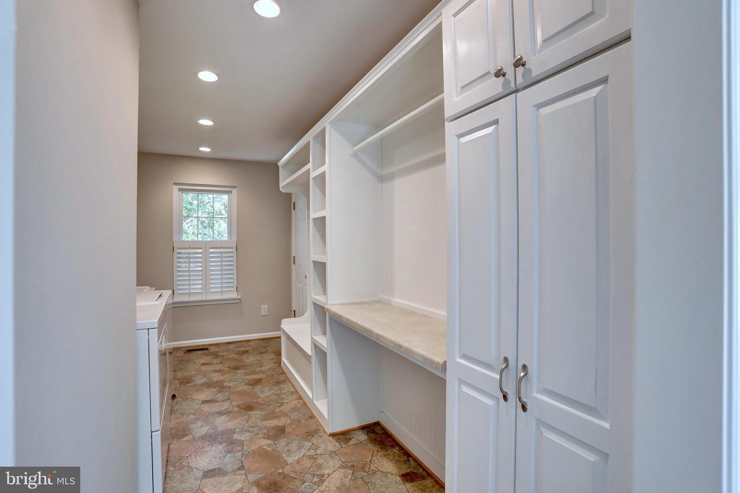 5712 MACKENZIE ST, CENTREVILLE, Virginia 20120, 5 Bedrooms Bedrooms, 9 Rooms Rooms,3 BathroomsBathrooms,Residential,For sale,5712 MACKENZIE ST,VAFX2260292 MLS # VAFX2260292