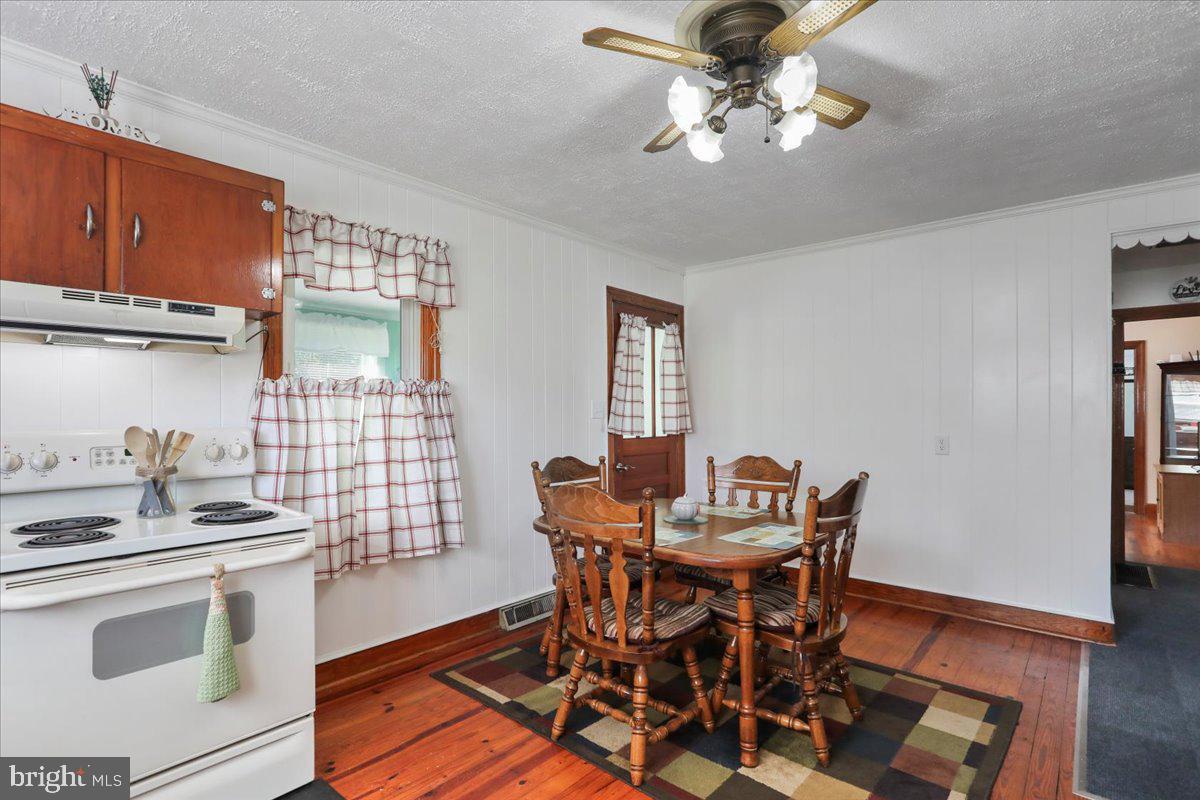 261 MIDDLE LN, GORE, Virginia 22637, 3 Bedrooms Bedrooms, ,1 BathroomBathrooms,Residential,For sale,261 MIDDLE LN,VAFV2036422 MLS # VAFV2036422