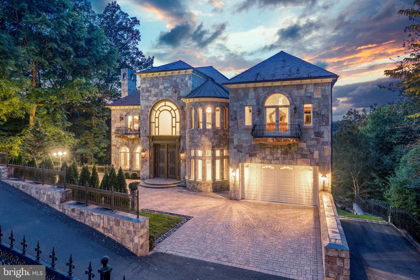 612 RIVERCREST DR, MCLEAN, Virginia 22101, 5 Bedrooms Bedrooms, ,9 BathroomsBathrooms,Residential,For sale,612 RIVERCREST DR,VAFX2263666 MLS # VAFX2263666