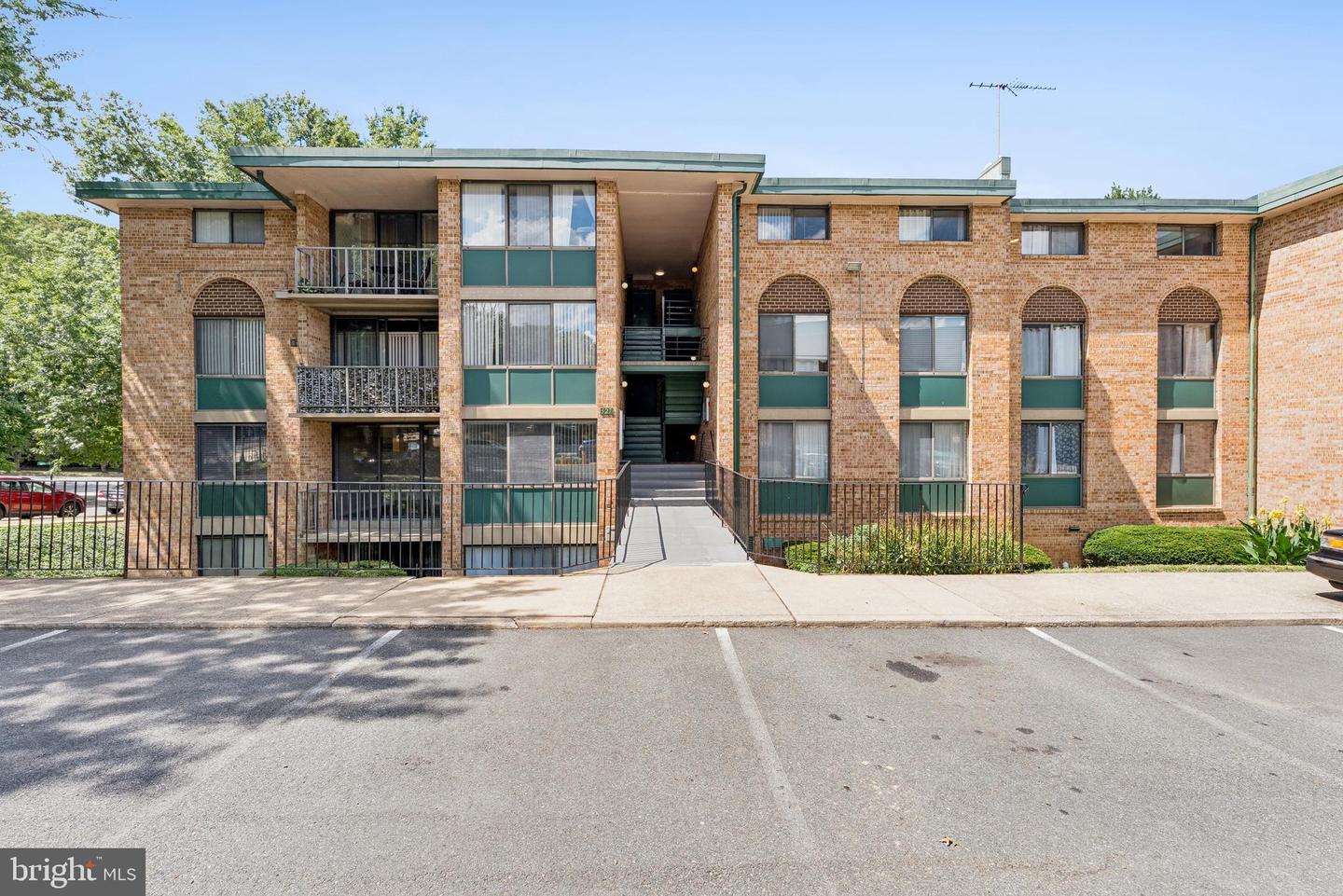 527 N ARMISTEAD ST #101, ALEXANDRIA, Virginia 22312, 1 Bedroom Bedrooms, ,1 BathroomBathrooms,Residential,For sale,527 N ARMISTEAD ST #101,VAAX2049046 MLS # VAAX2049046