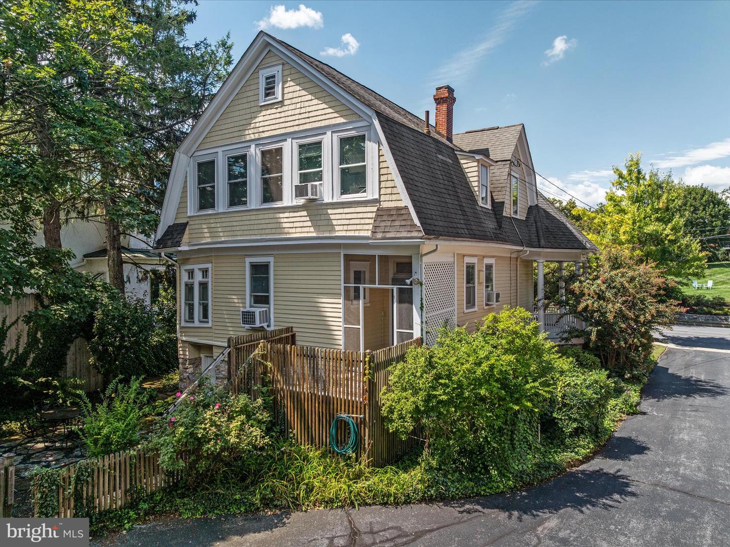 408 S WASHINGTON ST, WINCHESTER, Virginia 22601, 4 Bedrooms Bedrooms, 14 Rooms Rooms,1 BathroomBathrooms,Residential,For sale,408 S WASHINGTON ST,VAWI2008984 MLS # VAWI2008984
