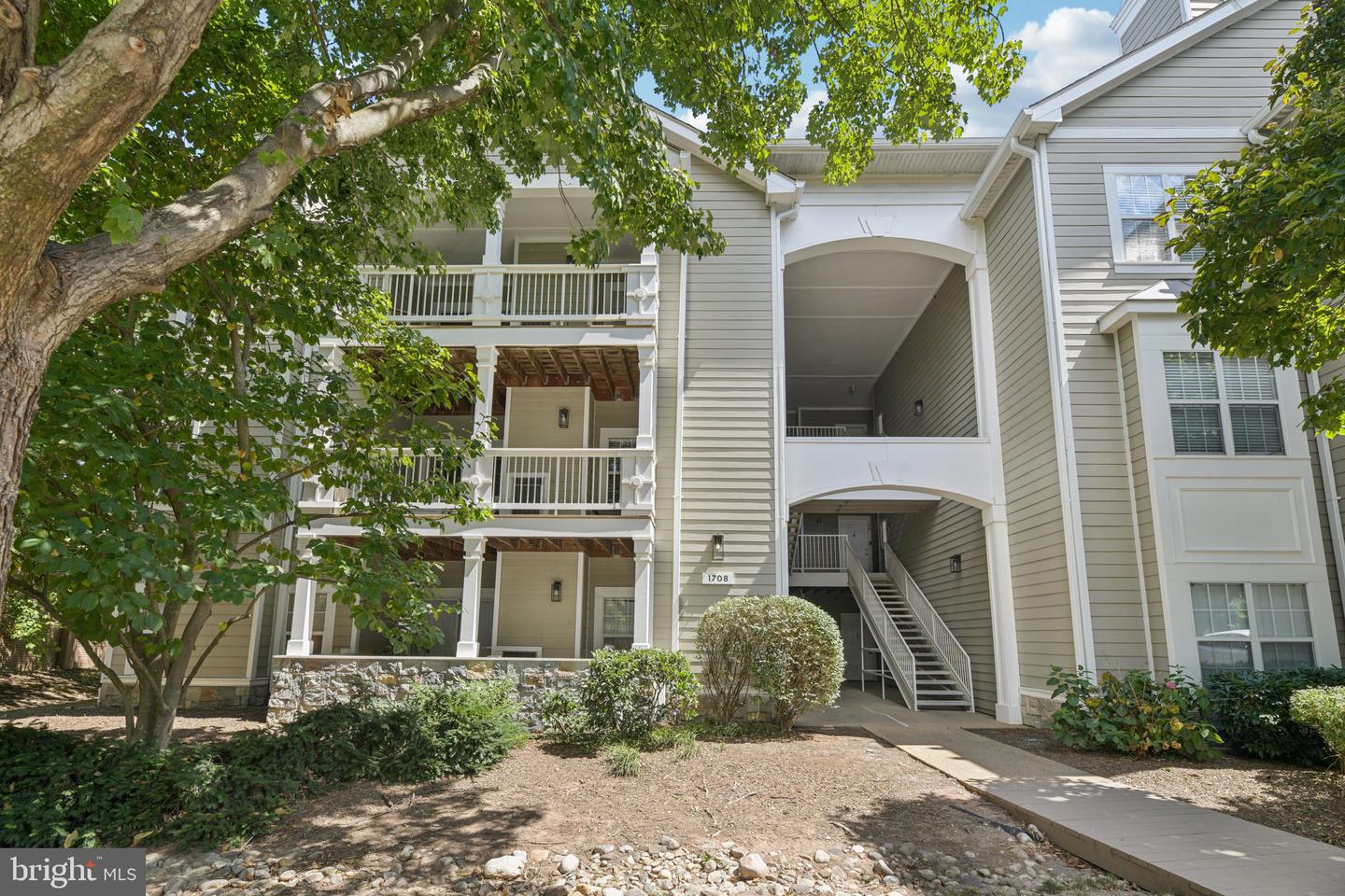 1708 LAKE SHORE CREST DR #26, RESTON, Virginia 20190, 2 Bedrooms Bedrooms, ,2 BathroomsBathrooms,Residential,For sale,1708 LAKE SHORE CREST DR #26,VAFX2264004 MLS # VAFX2264004