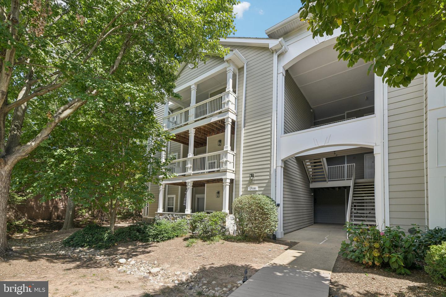 1708 LAKE SHORE CREST DR #26, RESTON, Virginia 20190, 2 Bedrooms Bedrooms, ,2 BathroomsBathrooms,Residential,For sale,1708 LAKE SHORE CREST DR #26,VAFX2264004 MLS # VAFX2264004