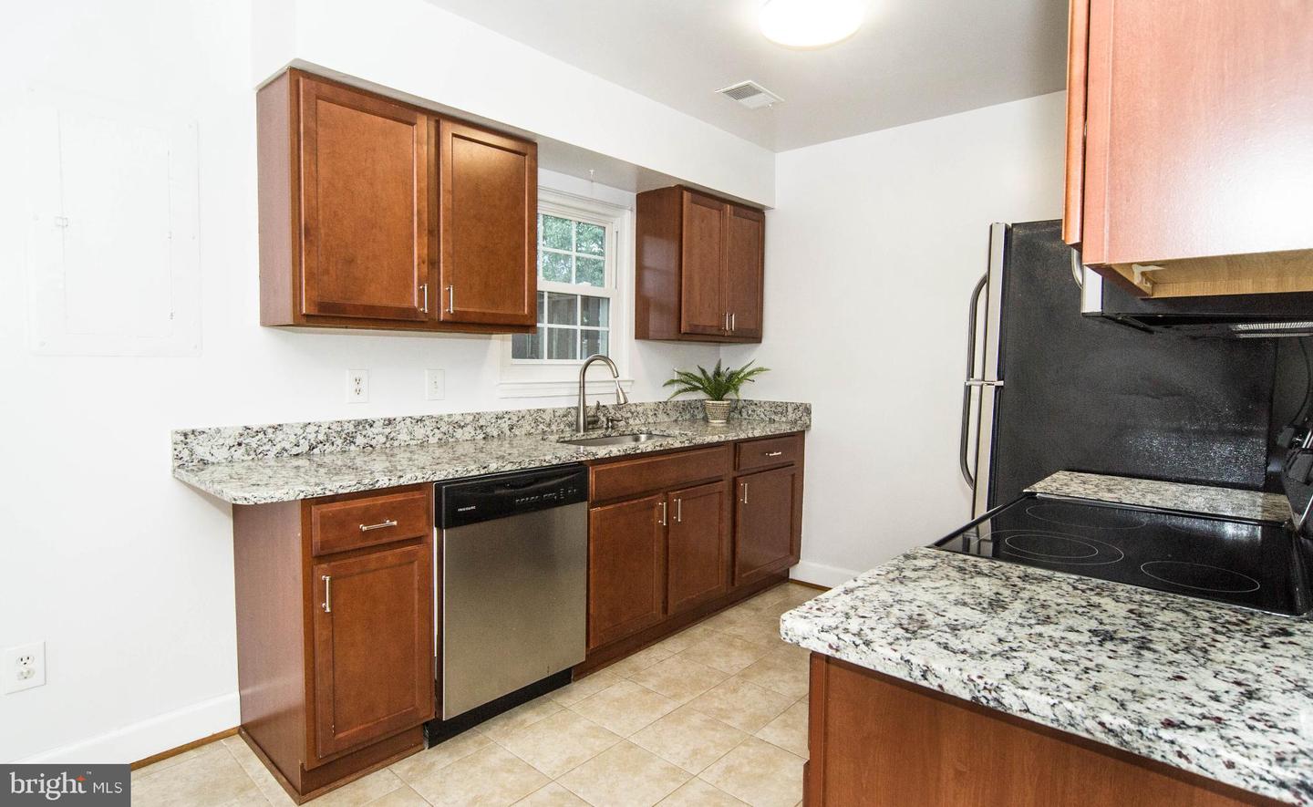 3335 OAKSHADE CT, FAIRFAX, Virginia 22033, 3 Bedrooms Bedrooms, 10 Rooms Rooms,2 BathroomsBathrooms,Residential,For sale,3335 OAKSHADE CT,VAFX2264188 MLS # VAFX2264188