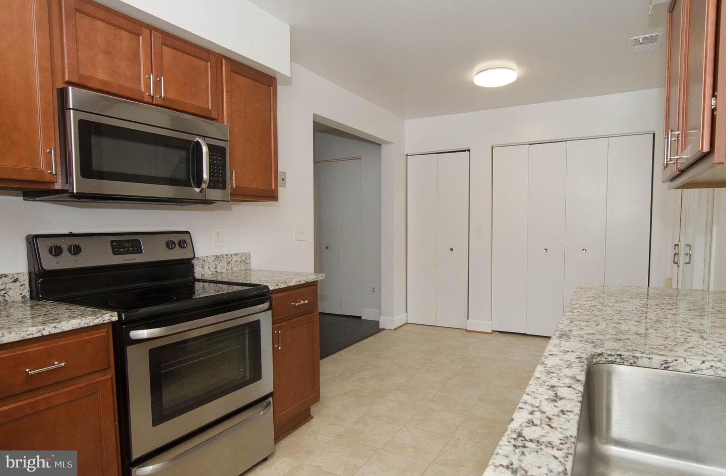 3335 OAKSHADE CT, FAIRFAX, Virginia 22033, 3 Bedrooms Bedrooms, 10 Rooms Rooms,2 BathroomsBathrooms,Residential,For sale,3335 OAKSHADE CT,VAFX2264188 MLS # VAFX2264188