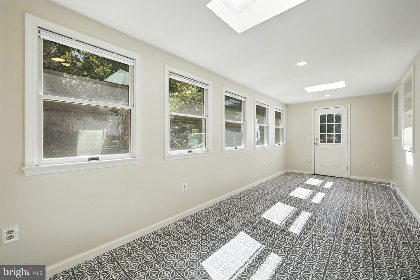 3924 LINCOLNSHIRE ST, ANNANDALE, Virginia 22003, 3 Bedrooms Bedrooms, 12 Rooms Rooms,2 BathroomsBathrooms,Residential,For sale,3924 LINCOLNSHIRE ST,VAFX2263918 MLS # VAFX2263918