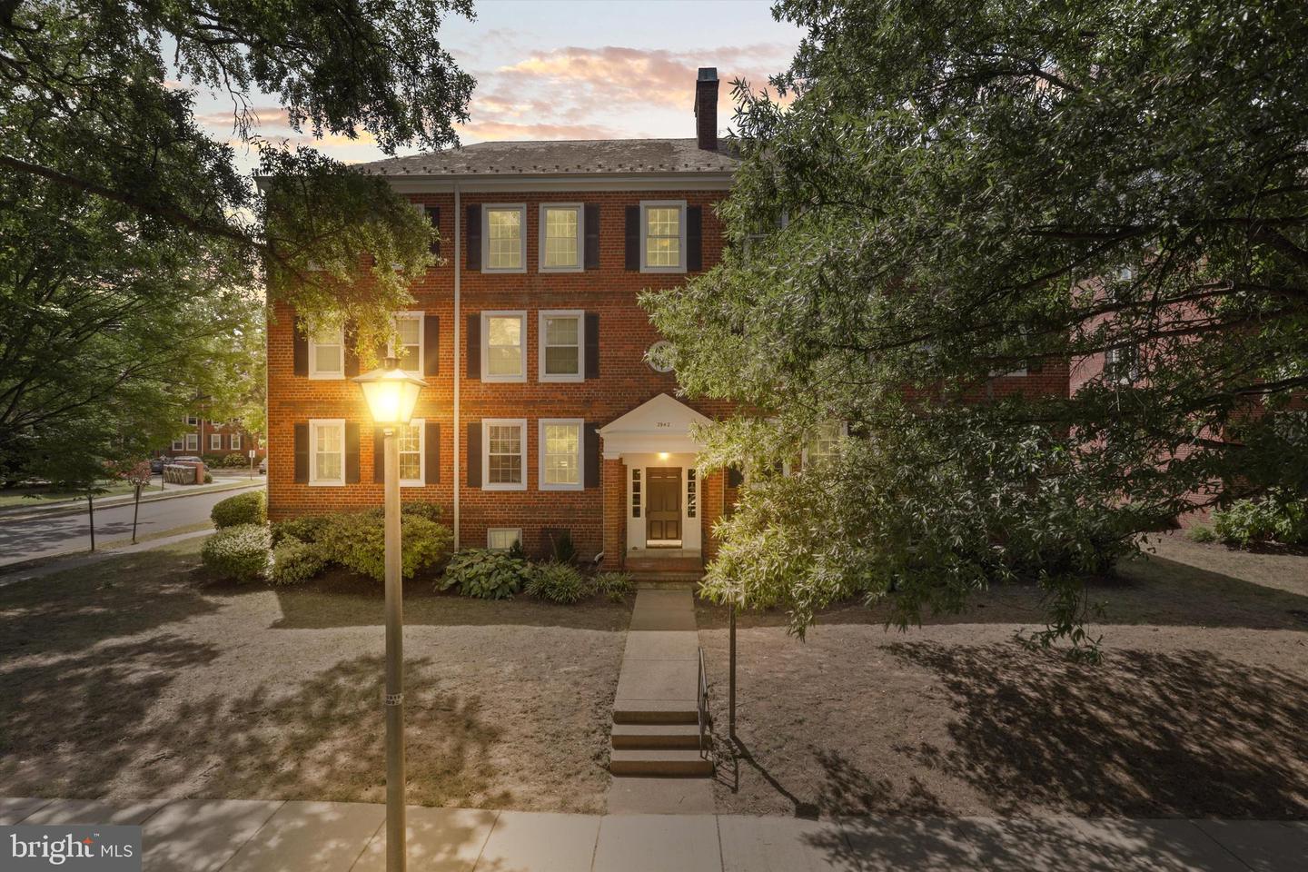 2942 S COLUMBUS ST #A1, ARLINGTON, Virginia 22206, 2 Bedrooms Bedrooms, ,2 BathroomsBathrooms,Residential,For sale,2942 S COLUMBUS ST #A1,VAAX2049190 MLS # VAAX2049190