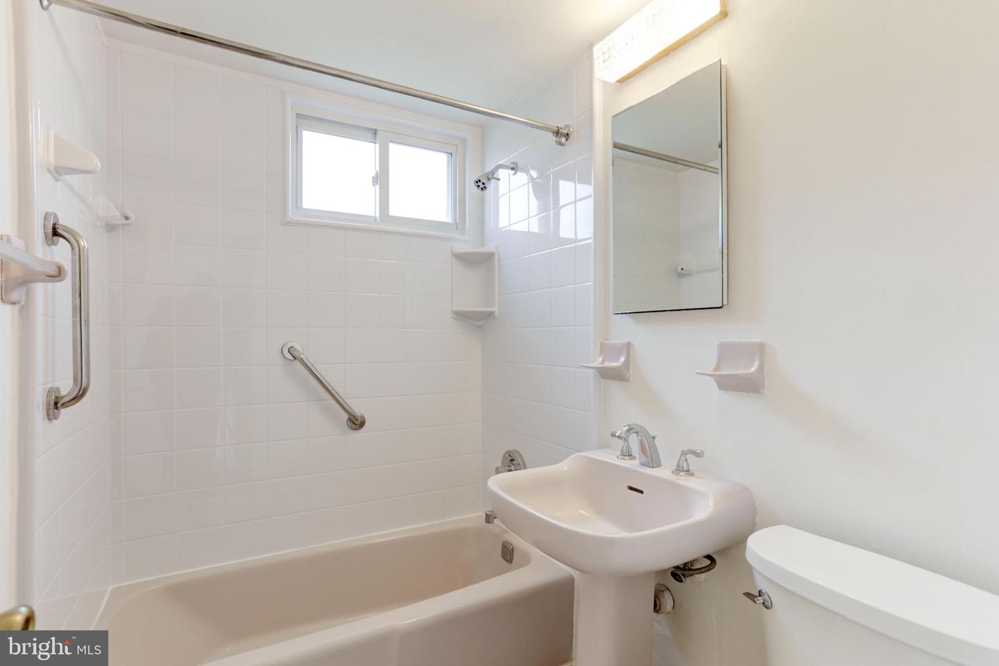 142 BIRCH ST #B6, FALLS CHURCH, Virginia 22046, 2 Bedrooms Bedrooms, 3 Rooms Rooms,1 BathroomBathrooms,Residential,For sale,142 BIRCH ST #B6,VAFA2003248 MLS # VAFA2003248