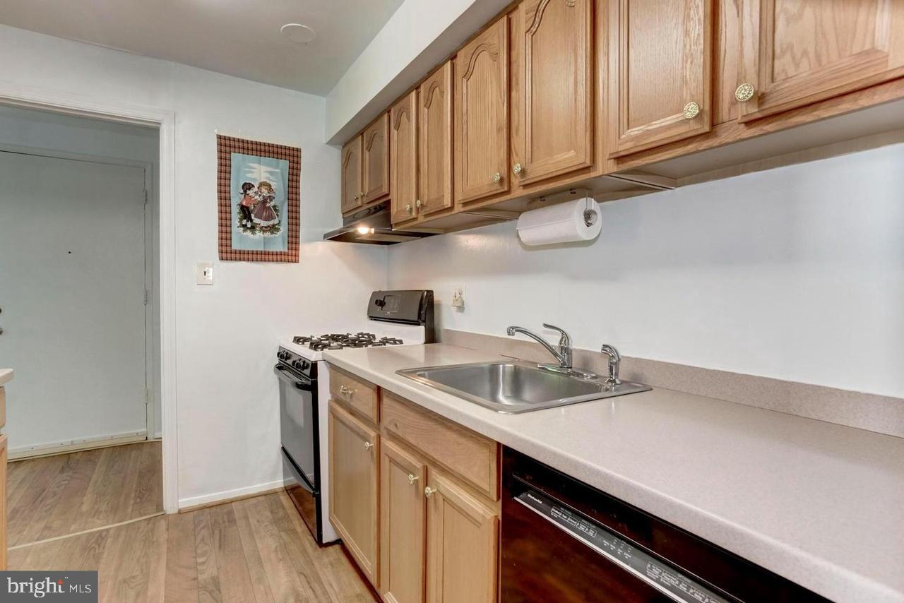 142 BIRCH ST #B6, FALLS CHURCH, Virginia 22046, 2 Bedrooms Bedrooms, 3 Rooms Rooms,1 BathroomBathrooms,Residential,For sale,142 BIRCH ST #B6,VAFA2003248 MLS # VAFA2003248
