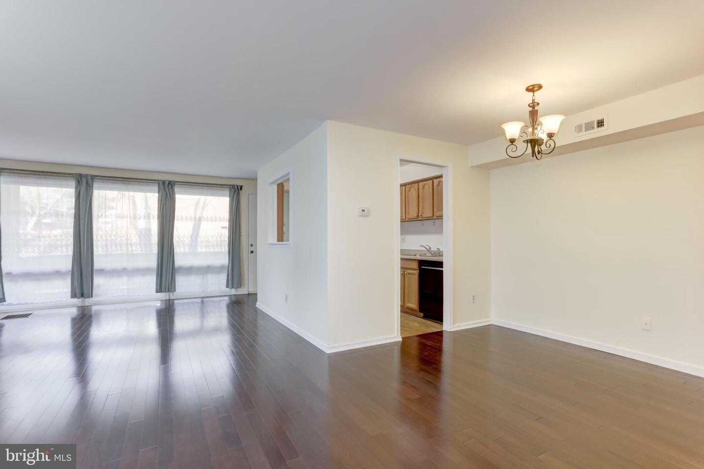 142 BIRCH ST #B6, FALLS CHURCH, Virginia 22046, 2 Bedrooms Bedrooms, 3 Rooms Rooms,1 BathroomBathrooms,Residential,For sale,142 BIRCH ST #B6,VAFA2003248 MLS # VAFA2003248