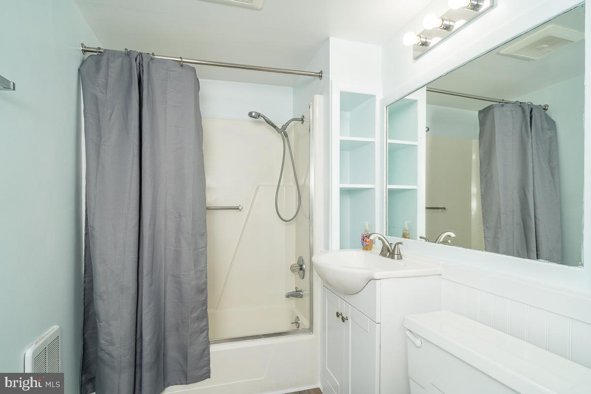 632 E MARKET ST, HARRISONBURG, Virginia 22801, 5 Bedrooms Bedrooms, ,2 BathroomsBathrooms,Residential,For sale,632 E MARKET ST,VAHC2000484 MLS # VAHC2000484