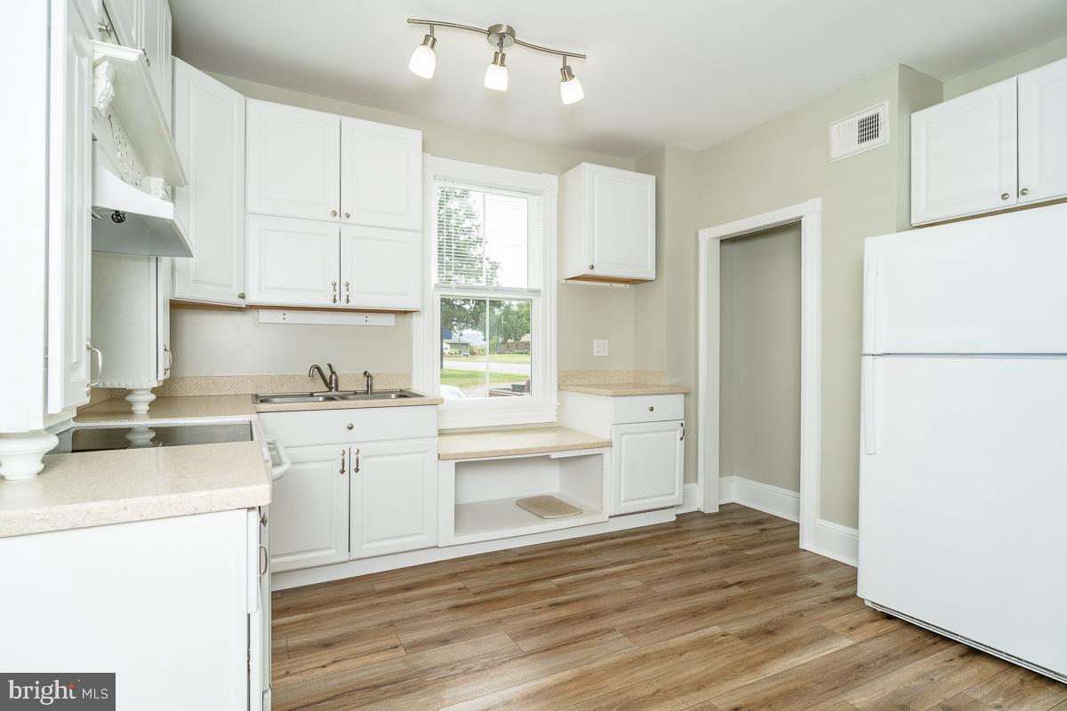 632 E MARKET ST, HARRISONBURG, Virginia 22801, 5 Bedrooms Bedrooms, ,2 BathroomsBathrooms,Residential,For sale,632 E MARKET ST,VAHC2000484 MLS # VAHC2000484