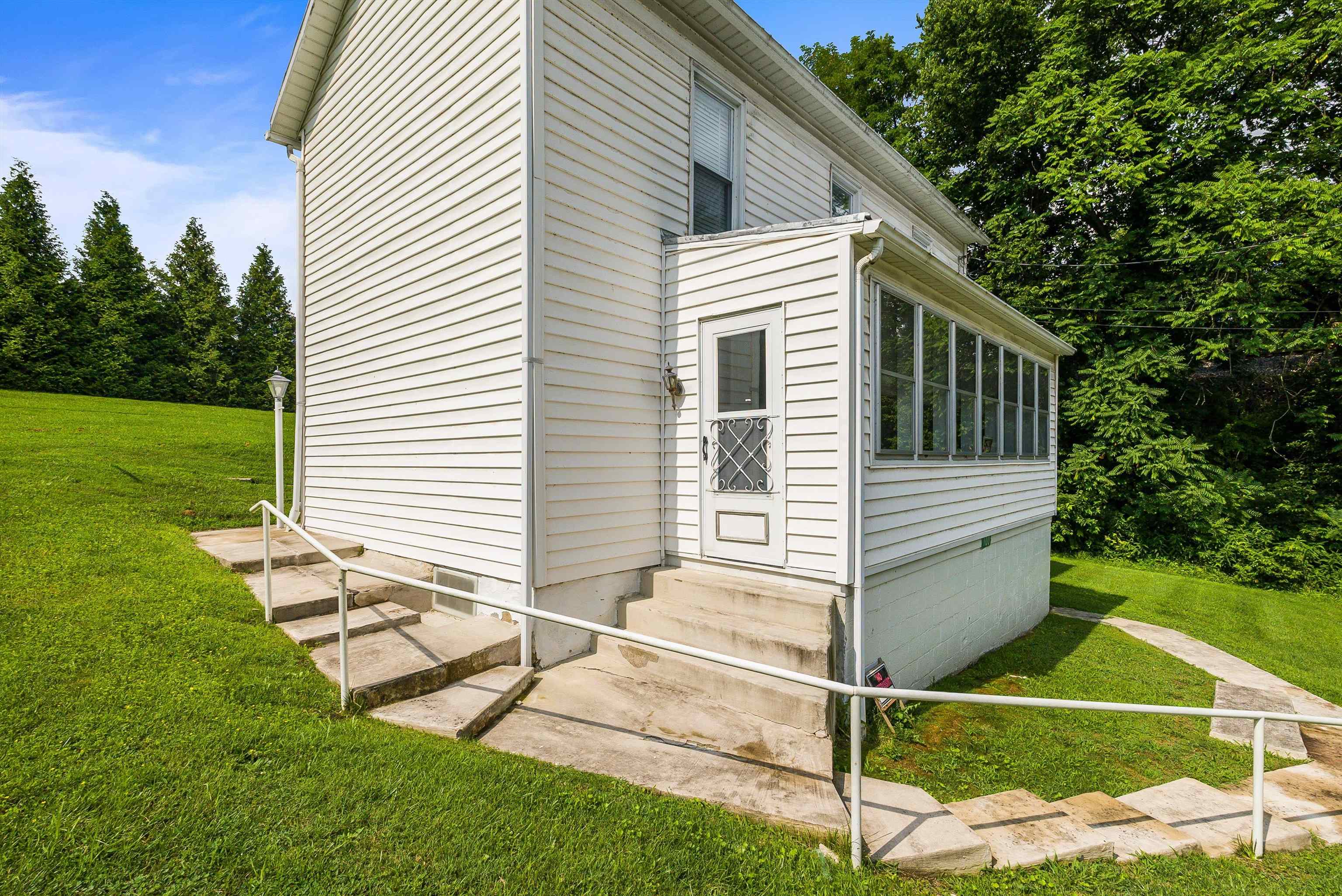 100 JUNIOR AVE, SHENANDOAH, Virginia 22849, 3 Bedrooms Bedrooms, ,1 BathroomBathrooms,Residential,100 JUNIOR AVE,667151 MLS # 667151