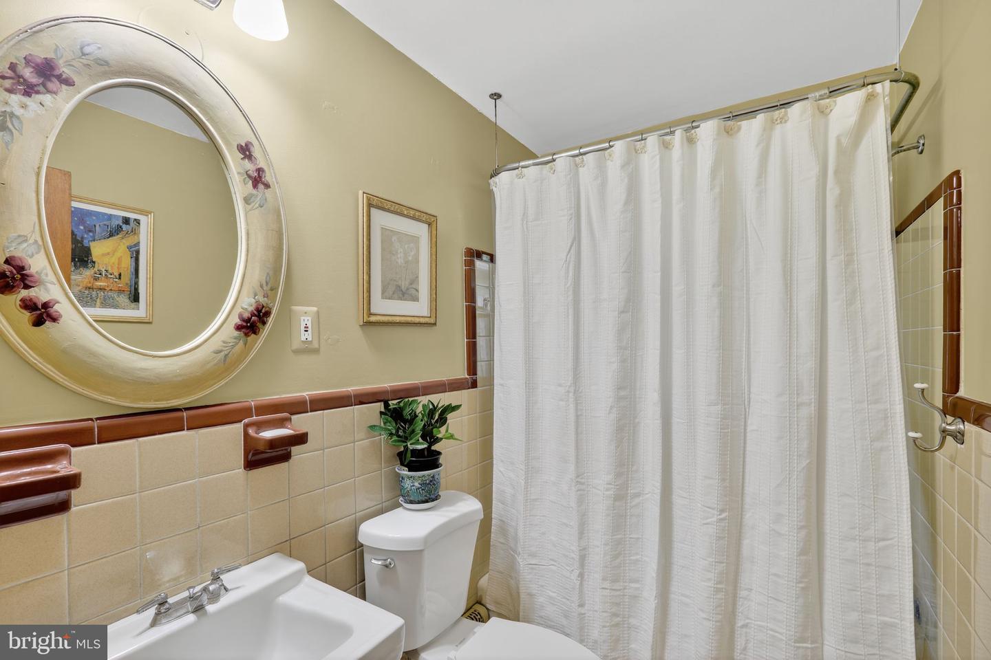 431 CREEK CROSSING RD NE, VIENNA, Virginia 22180, 3 Bedrooms Bedrooms, ,3 BathroomsBathrooms,Residential,For sale,431 CREEK CROSSING RD NE,VAFX2258540 MLS # VAFX2258540