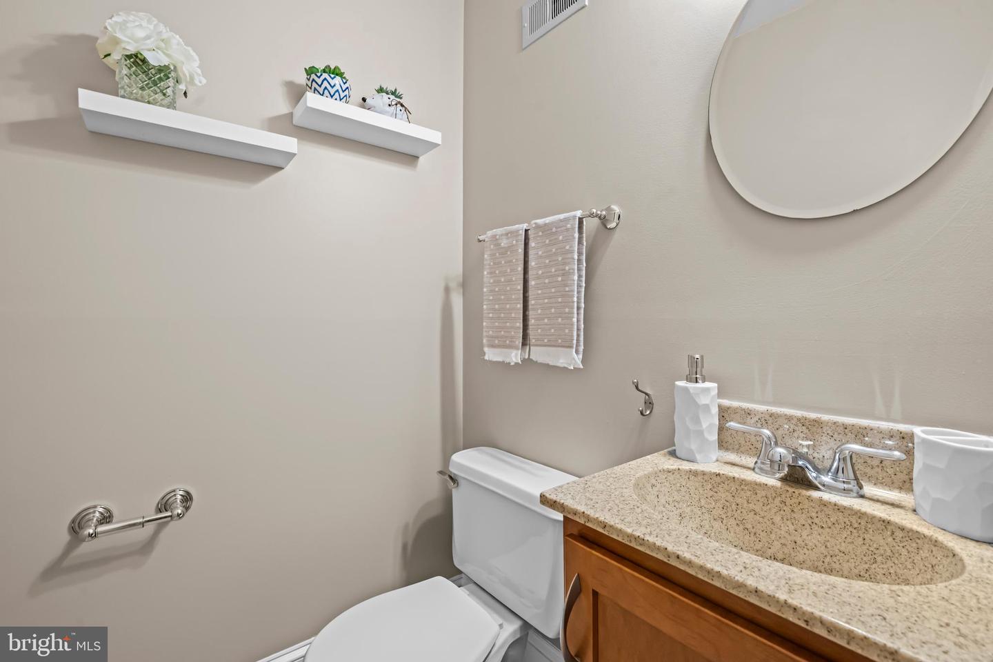 2952 OAKLEIGH LN, OAKTON, Virginia 22124, 3 Bedrooms Bedrooms, 7 Rooms Rooms,3 BathroomsBathrooms,Residential,For sale,2952 OAKLEIGH LN,VAFX2261272 MLS # VAFX2261272