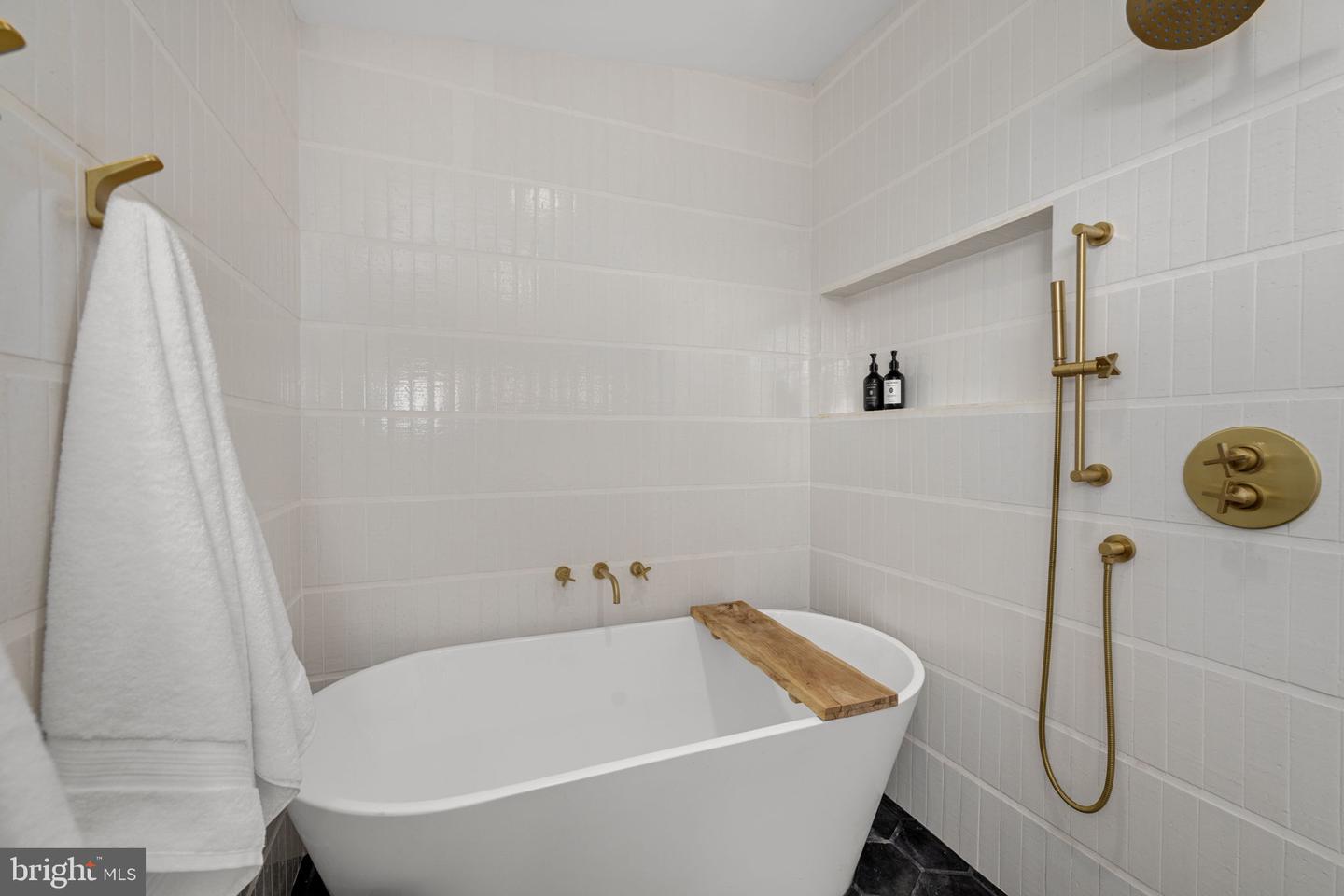 416 DUNCAN AVE, ALEXANDRIA, Virginia 22301, 3 Bedrooms Bedrooms, ,3 BathroomsBathrooms,Residential,For sale,416 DUNCAN AVE,VAAX2048902 MLS # VAAX2048902