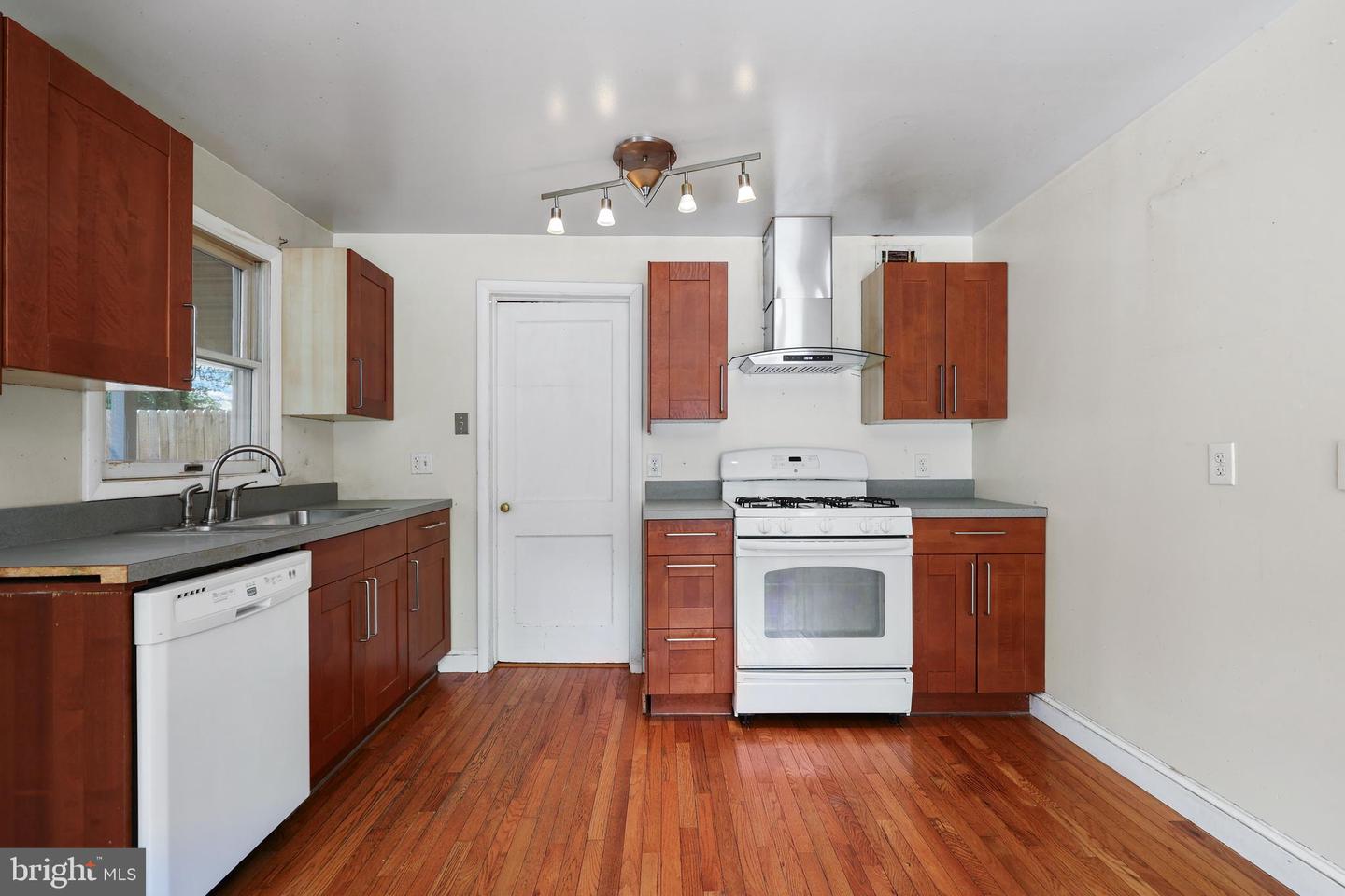 6830 CUSTIS PKWY, FALLS CHURCH, Virginia 22042, 5 Bedrooms Bedrooms, ,2 BathroomsBathrooms,Residential,For sale,6830 CUSTIS PKWY,VAFX2264548 MLS # VAFX2264548