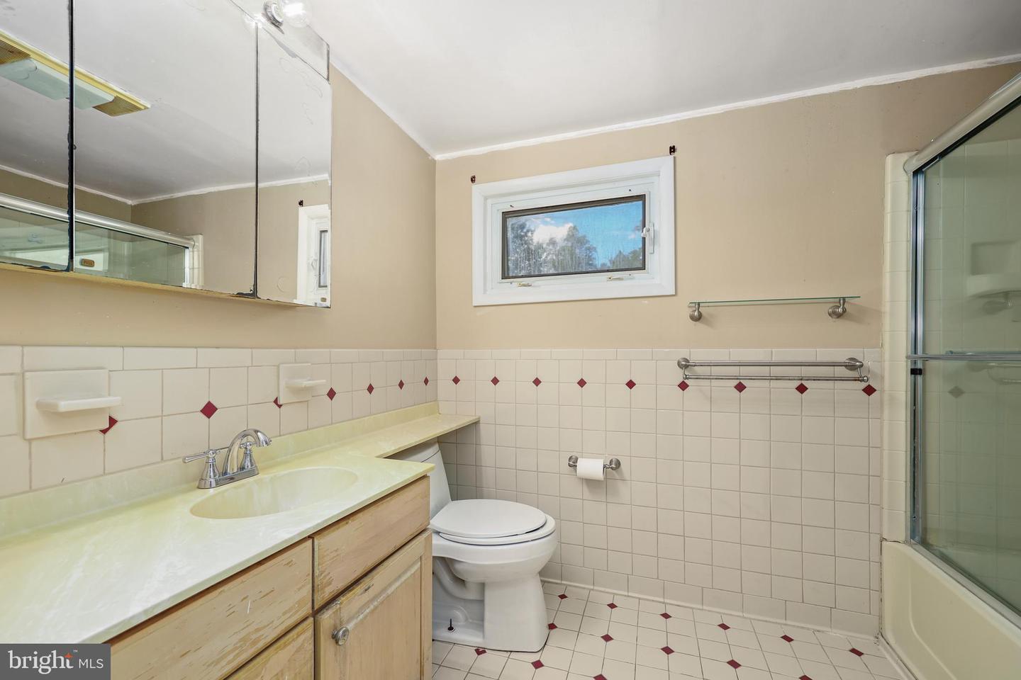 6830 CUSTIS PKWY, FALLS CHURCH, Virginia 22042, 5 Bedrooms Bedrooms, ,2 BathroomsBathrooms,Residential,For sale,6830 CUSTIS PKWY,VAFX2264548 MLS # VAFX2264548