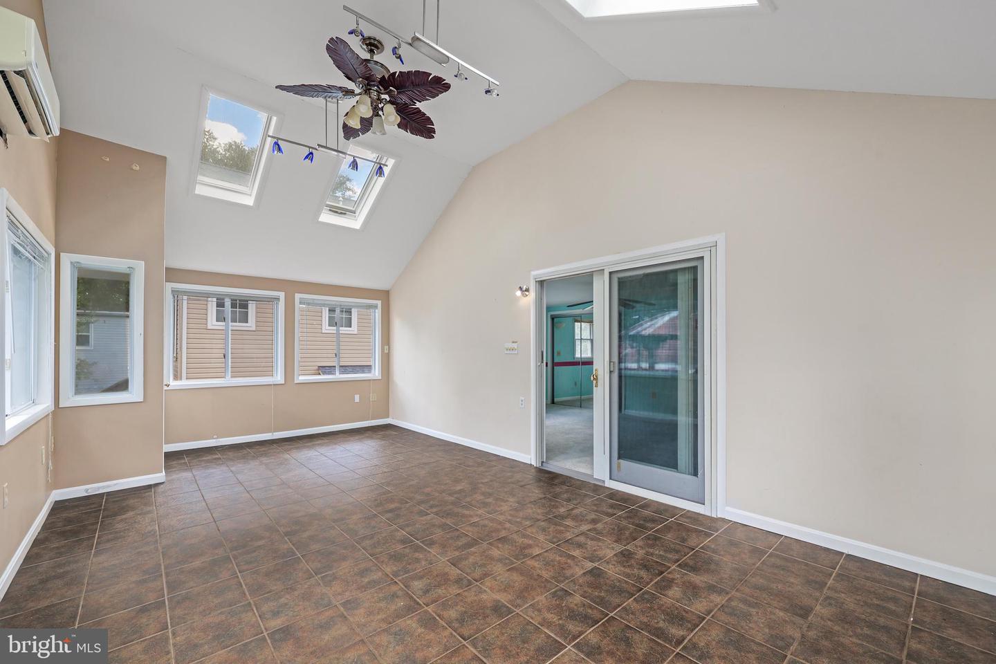 6830 CUSTIS PKWY, FALLS CHURCH, Virginia 22042, 5 Bedrooms Bedrooms, ,2 BathroomsBathrooms,Residential,For sale,6830 CUSTIS PKWY,VAFX2264548 MLS # VAFX2264548