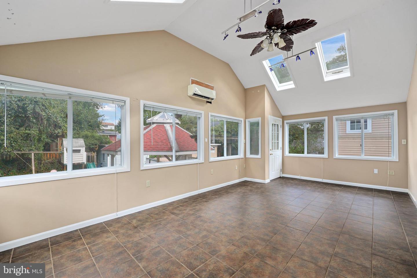 6830 CUSTIS PKWY, FALLS CHURCH, Virginia 22042, 5 Bedrooms Bedrooms, ,2 BathroomsBathrooms,Residential,For sale,6830 CUSTIS PKWY,VAFX2264548 MLS # VAFX2264548