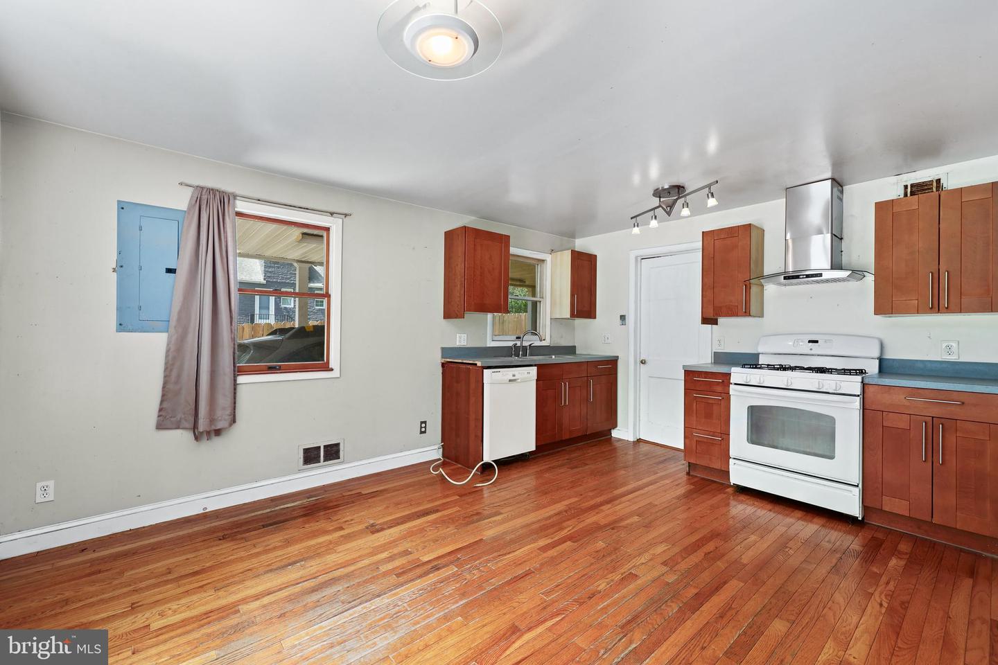 6830 CUSTIS PKWY, FALLS CHURCH, Virginia 22042, 5 Bedrooms Bedrooms, ,2 BathroomsBathrooms,Residential,For sale,6830 CUSTIS PKWY,VAFX2264548 MLS # VAFX2264548