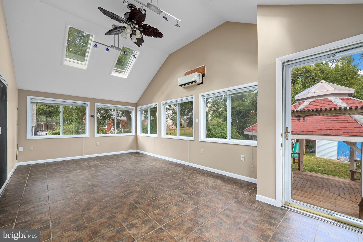 6830 CUSTIS PKWY, FALLS CHURCH, Virginia 22042, 5 Bedrooms Bedrooms, ,2 BathroomsBathrooms,Residential,For sale,6830 CUSTIS PKWY,VAFX2264548 MLS # VAFX2264548