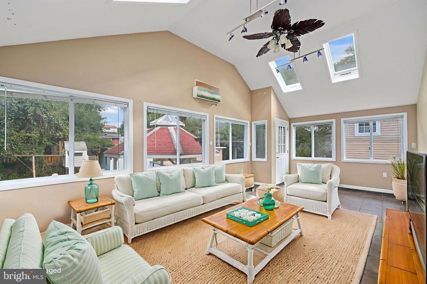 6830 CUSTIS PKWY, FALLS CHURCH, Virginia 22042, 5 Bedrooms Bedrooms, ,2 BathroomsBathrooms,Residential,For sale,6830 CUSTIS PKWY,VAFX2264548 MLS # VAFX2264548
